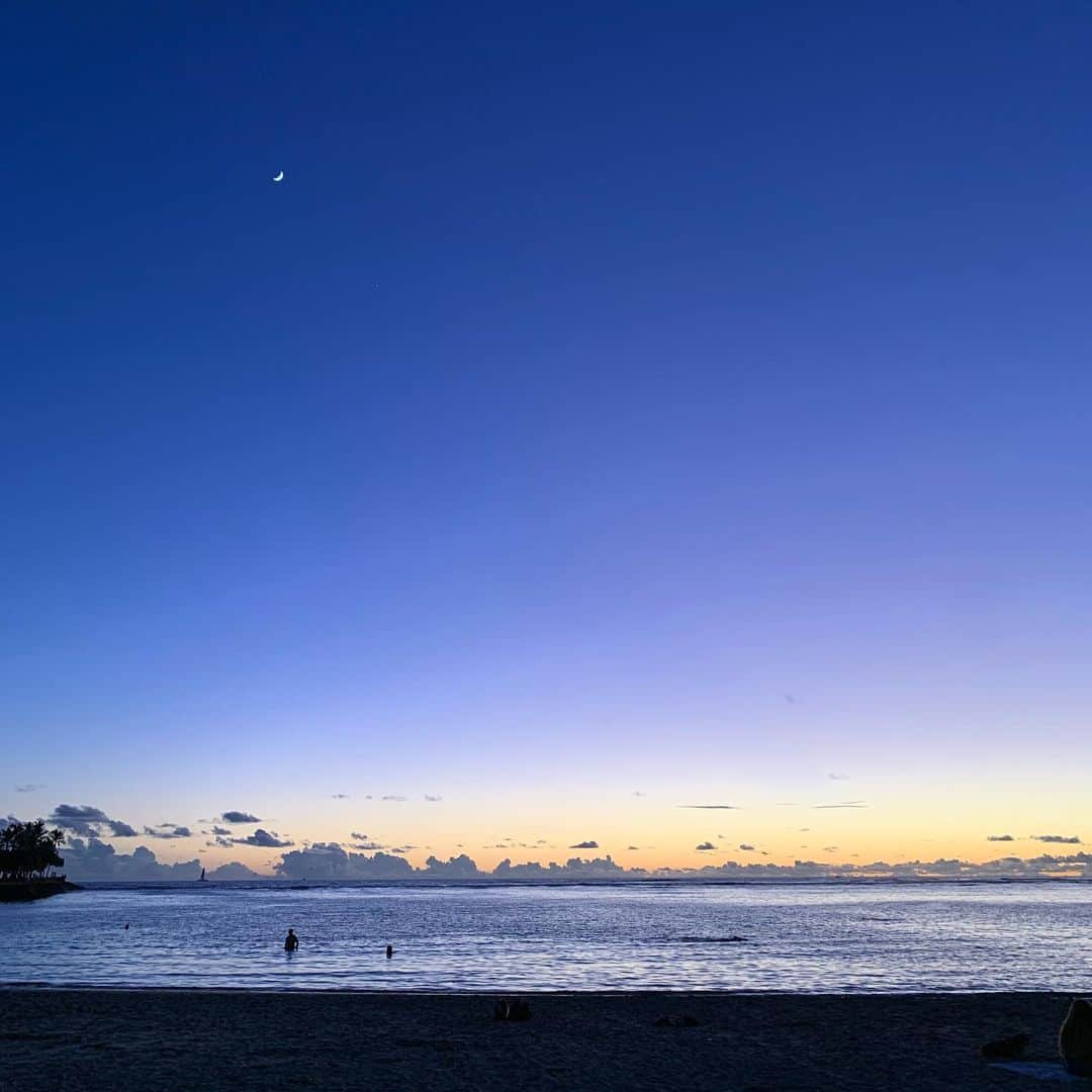吉川ひなのさんのインスタグラム写真 - (吉川ひなのInstagram)「なんの加工もしないでこの色  夕暮れのお散歩は、1分毎に変わっていく息を飲むほど綺麗な景色に、暗くなるまで空と海を眺め続ける贅沢な時間 😊🌏💘✨」11月2日 2時32分 - hinanoyoshikawa