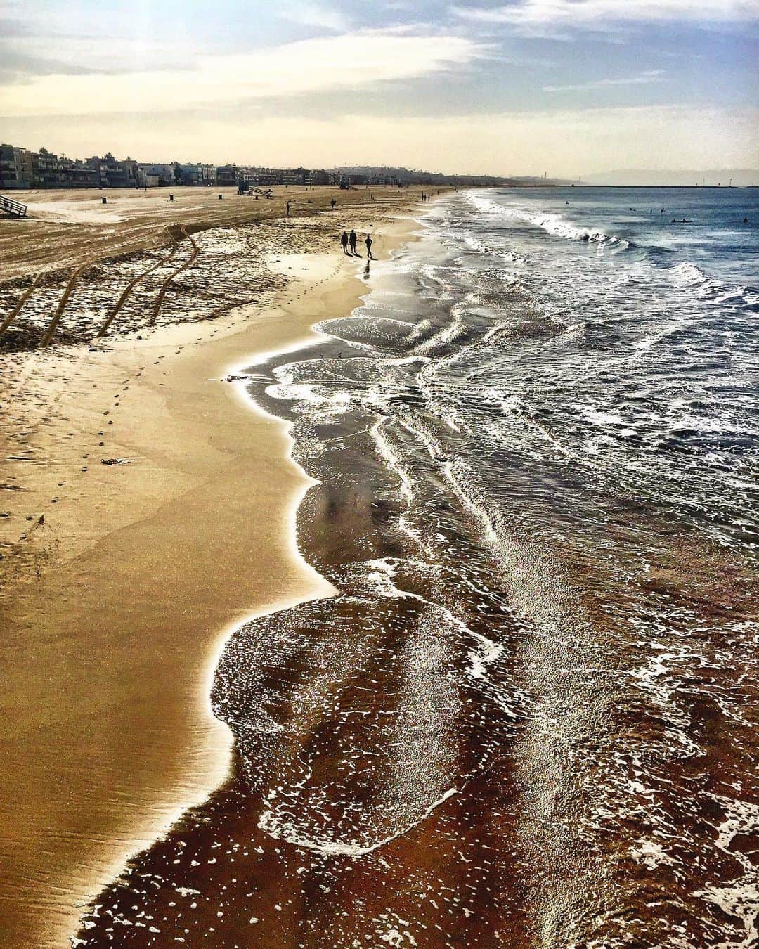 シャーニ・ヴィンソンのインスタグラム：「Good morning from #VeniceBeach 🌊 #ocean #surf #sand #beach #nature #Venice #marinadelrey #california #morningview #oceangirl #beachlife」
