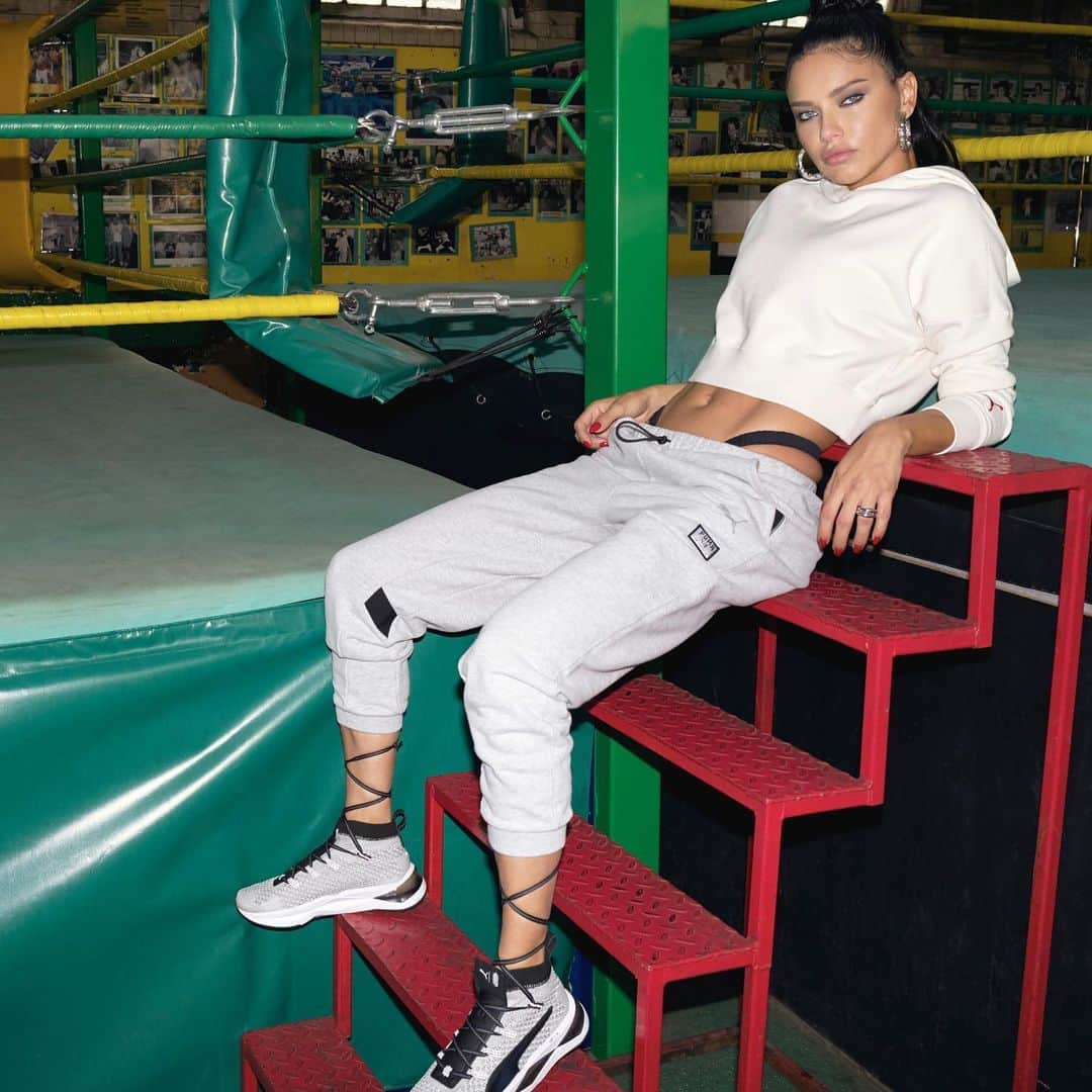 アドリアナ・リマさんのインスタグラム写真 - (アドリアナ・リマInstagram)「It’s finally here! New CLUB LIMA collection with @PUMA 🥊#ALxPUMA」11月2日 2時40分 - adrianalima