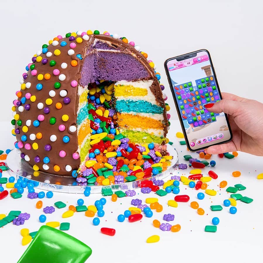 Candy Crushさんのインスタグラム写真 - (Candy CrushInstagram)「It’s #NationalCandyDay on Nov 4th and we’re bringing some Tasty treats in and outside the game! If you happen to be in New York, drop by @flourshop by @AmirahKassem on Monday from 9am and take one of these delicious Color Bomb cakes! 🎂💣🍬🍬😱😱 . Not in New York City? Not to worry, stay tuned for the exciting #ColorStreak coming up in #CandyCrush next Monday」11月2日 3時06分 - candycrushsaga