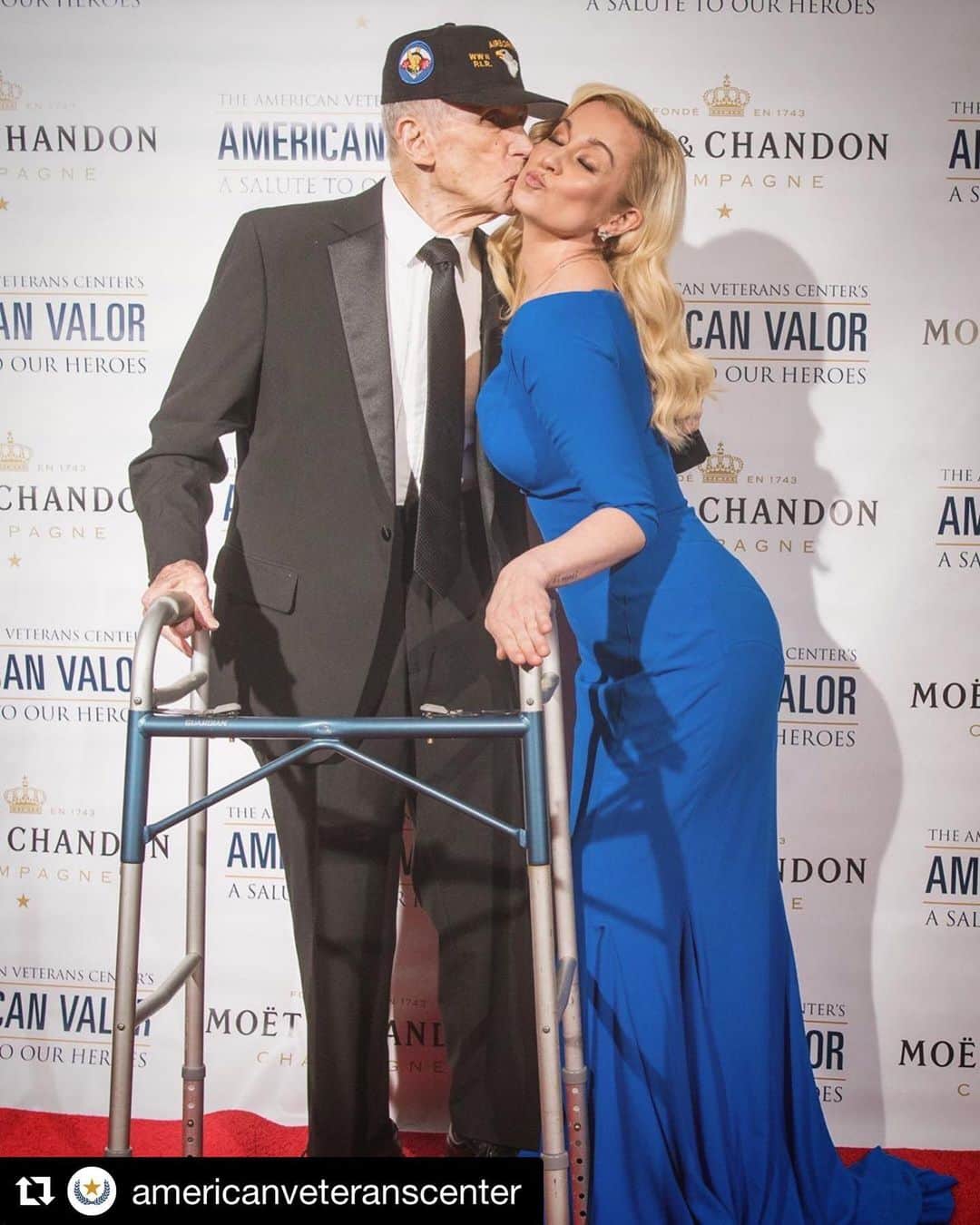 ケリー・ピックラーのインスタグラム：「Loved celebrating America’s finest with @americanveteranscenter.🇺🇸 👗: @jovanifashions 💄: @TarrynFeldman Stylist: @erinlareaudesign」