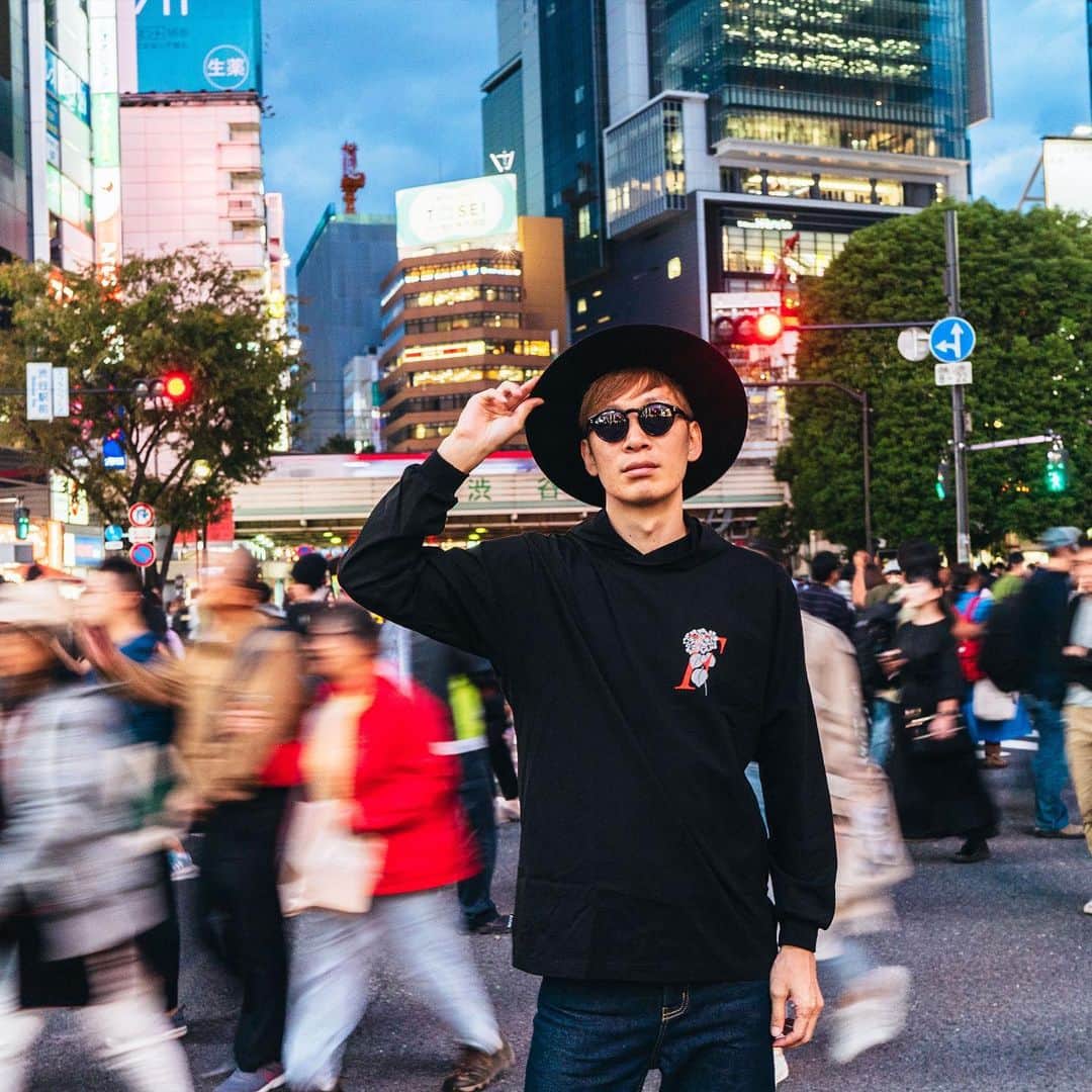 DJ U-ICHIのインスタグラム：「今週も刺激あり。 面白い週でした。 #shibuya #スクランブル交差点  #smile #U散歩 #渋谷 ・ ・ ・ _________________________________ #dj #djlife #djstyle #fourthirty  #tokyocameraclub #autumn  #streetphotography #sonya7riii  #portraitvision #portraitfestival  #portraitpage #portraitmood  #moodyportraits #ourportraitsdays  #lifeportraits _________________________________ 📸 @yuta_photo_0823」