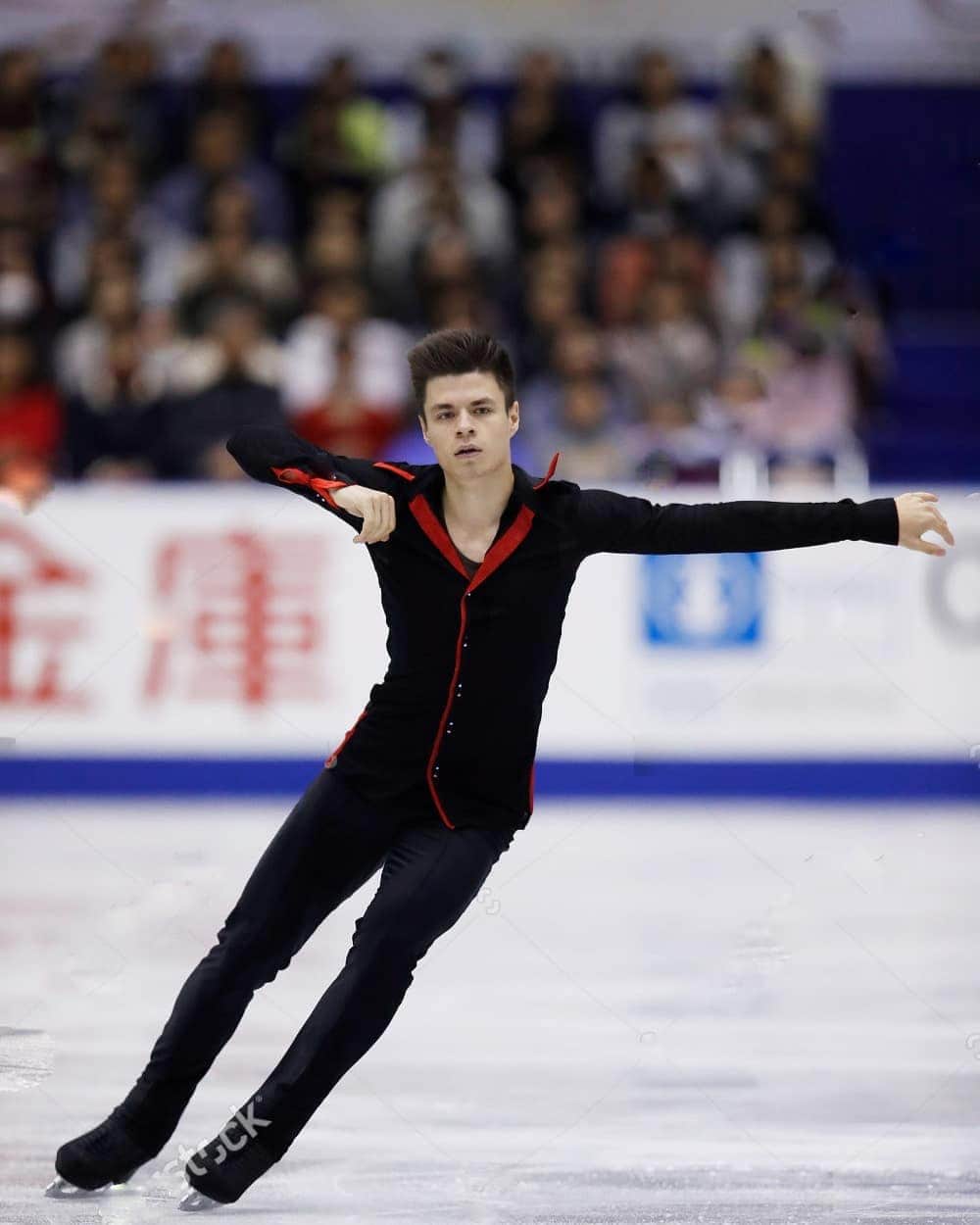 のインスタグラム：「lets think about something infinite?😌 задумаемся о бесконечном?  #jacksonultima #jacksonfamily #johnwilsonblades #iceskating #figureskating #blackwhite #freezetime」