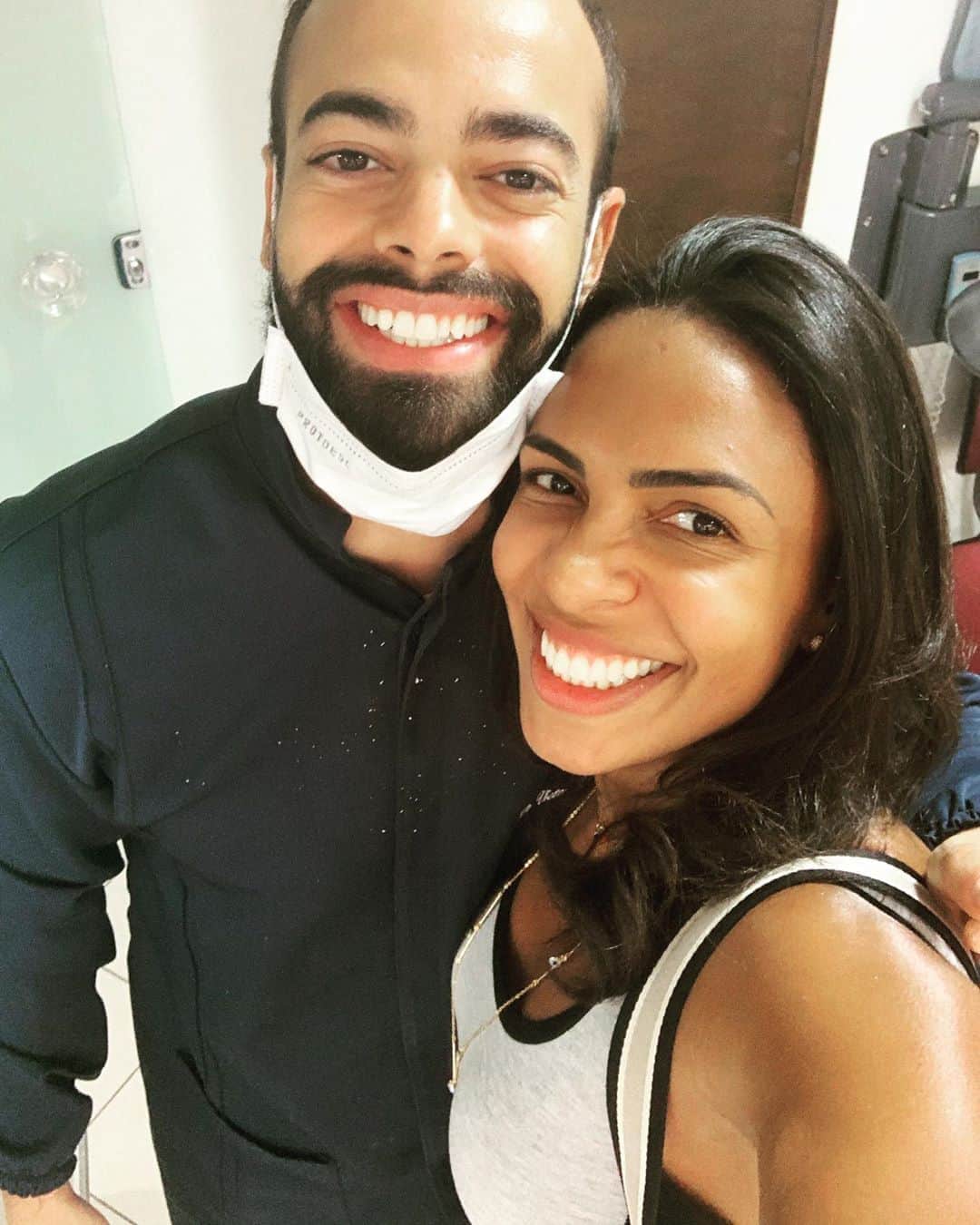 エリカ・ミランダのインスタグラム：「Quando seu amigo também é um excelente dentista!🥰 Obrigado Dr.Victor pelo atendimento hoje! Galera de Brasília que precisar de um bom dentista, com um preço justo e só entrar em contato com ele. Recomendo demais😊🦷」