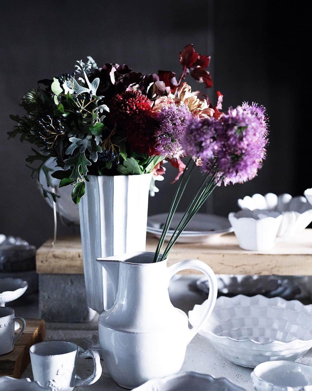 増田由希子さんのインスタグラム写真 - (増田由希子Instagram)「For @ornedefeuilles  #flowerdecoration #astierdevillatte #flowerstyling @astierdevillatte : : 「astier de villatte fair 」 会場装花を担当させていただきました。  パリにアトリエを構え、工房で全てハンドメイドで作られているアスティエ・ド・ヴィラットの食器や花器。ご覧になるのは初めてという方もいらっしゃるかと思います。 写真からも感じとっていただけるかと思いますが、アスティエには独特なオーラがあります。  装花は、一輪だけでも存在感のある花をメインに色合わせにも気をつけながら選びました。  アスティエ・ド・ヴィラットのファンの方も初めての方も是非この機会に @ornedefeuilles  さんに足をお運びいただき、素晴らしい作品をご覧いただければと思います。 #アスティエ #普段使いの芸術作品  11/1 (金)〜フェア開催中です。」11月2日 4時20分 - nonihana_
