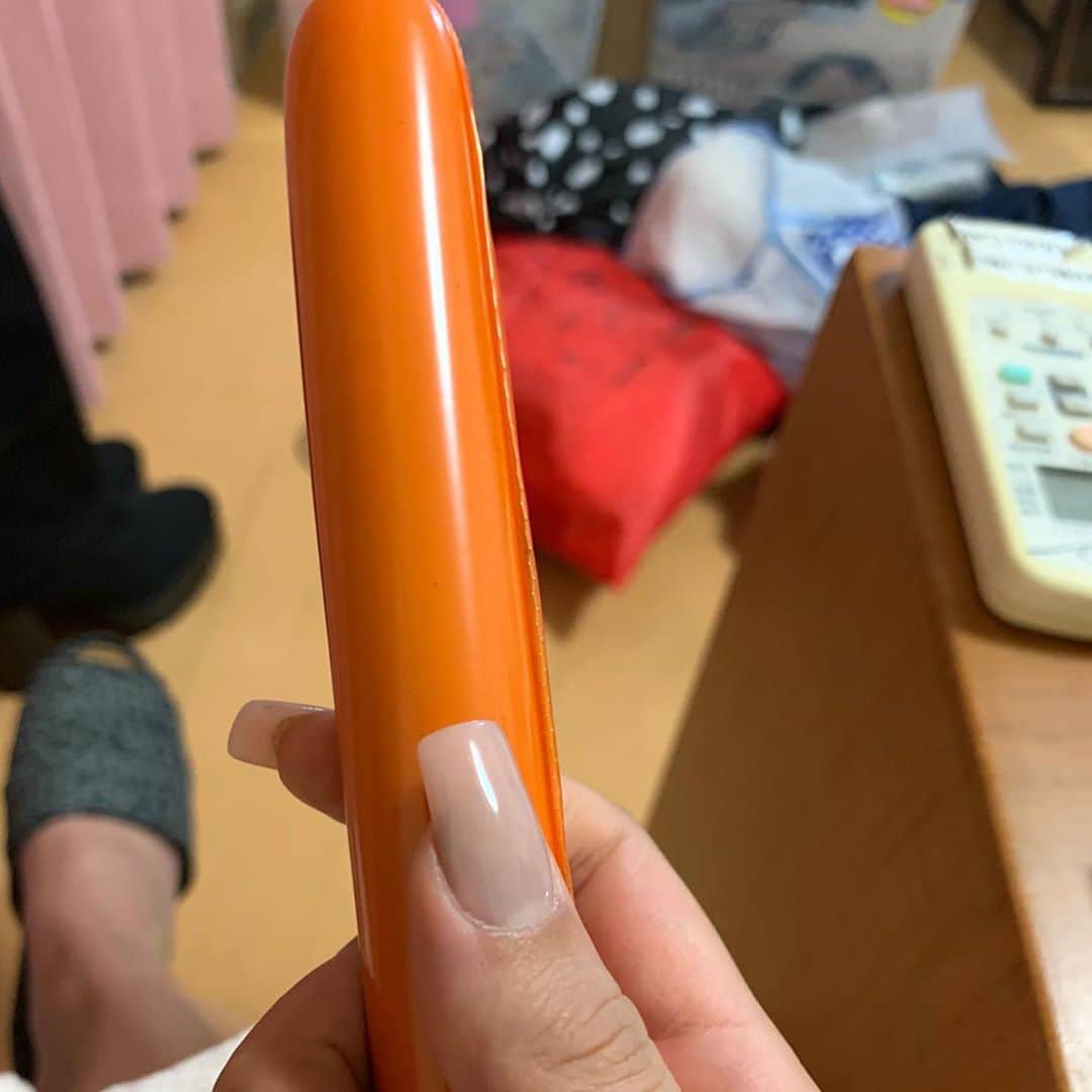 今井夏帆のインスタグラム：「メイクさんが「食べる？」って大きい魚肉ソーセージくれたー。ソーセージって聞いて変な物想像してないですよねー？笑 #魚肉ソーセージ」