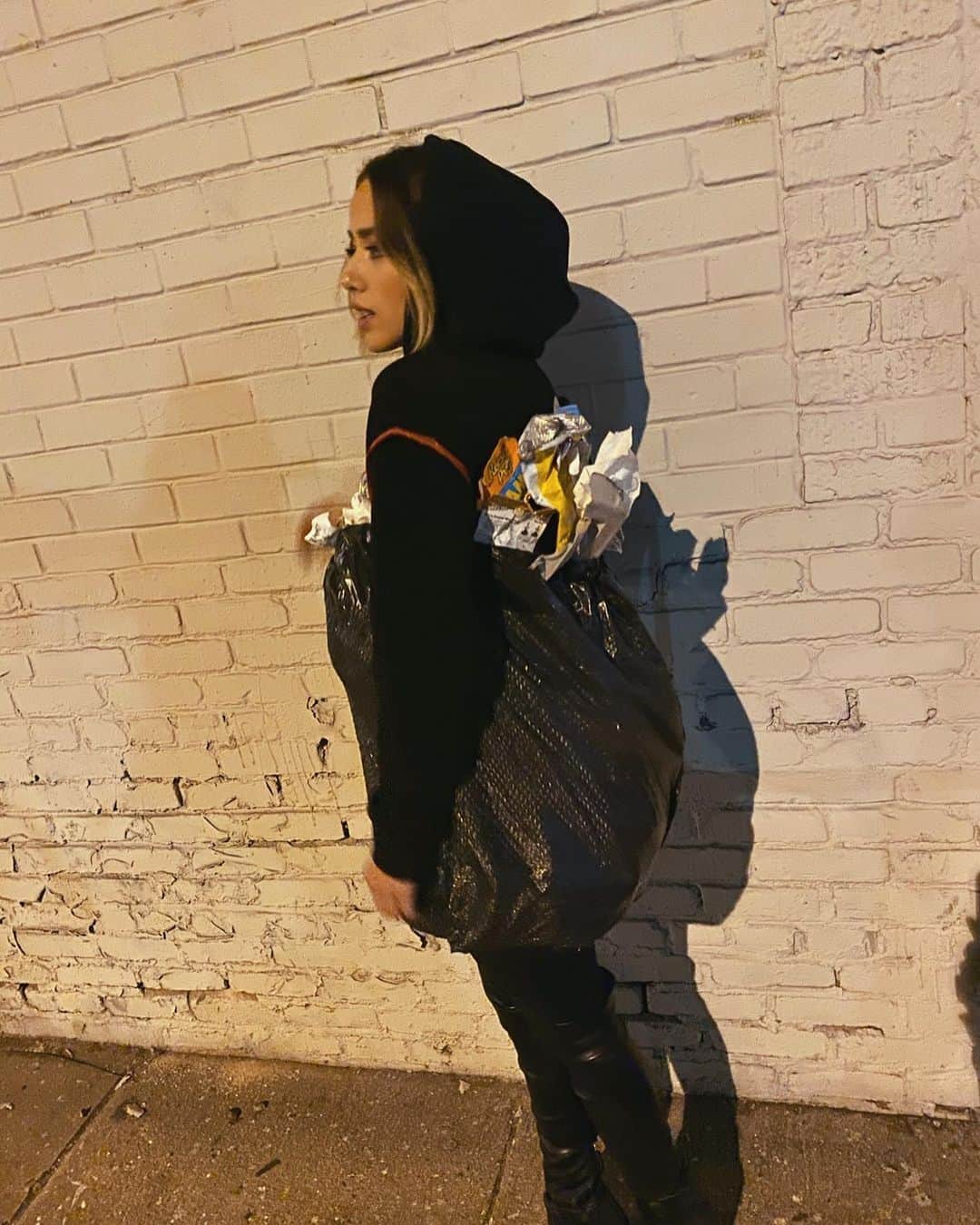 クロエ・ベネットのインスタグラム：「Every person last night: ..... Are you dressed as... just...trash?  Me:  SURE AM」