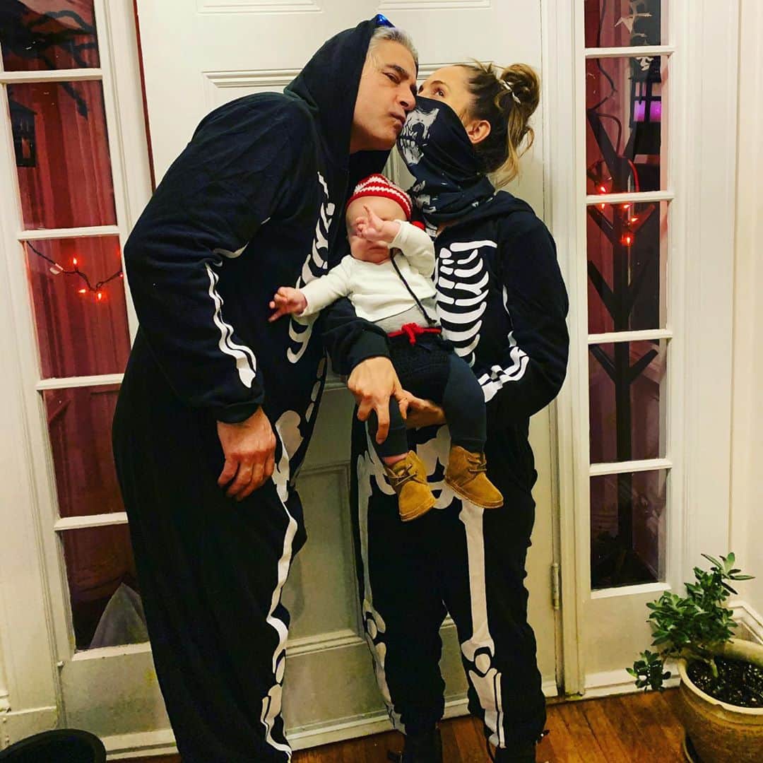 エリザ・ドゥシュクのインスタグラム：「Best things that ever happened to me..! These annoying little sayings are all damn TRUE rn 😆💀🏴‍☠️🎃 #Happy1stHalloween #Bourne~Bourne! #shivermetimbers 🖤 @peter.palandjian」