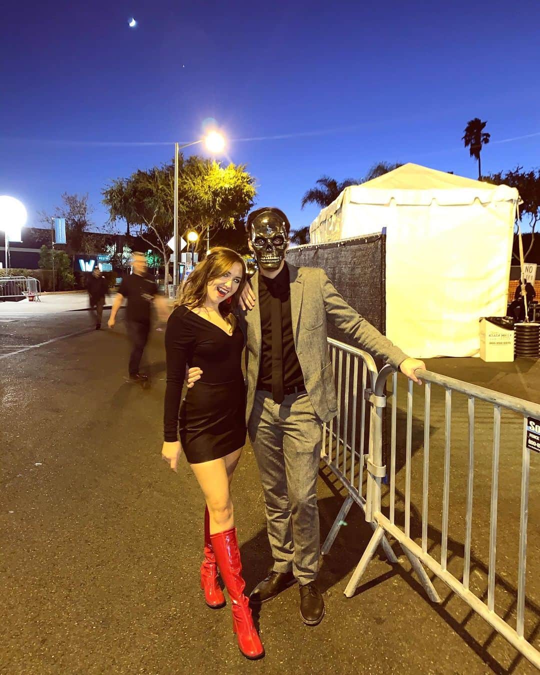 ジョーイ・ブラッグのインスタグラム：「If you’re running Gotham’s underbelly get yourself a vampire partner. Perfect for those endless Gotham nights. #WeOwnGotham #HappyHalloween #BatmanWillNeverStopUs」