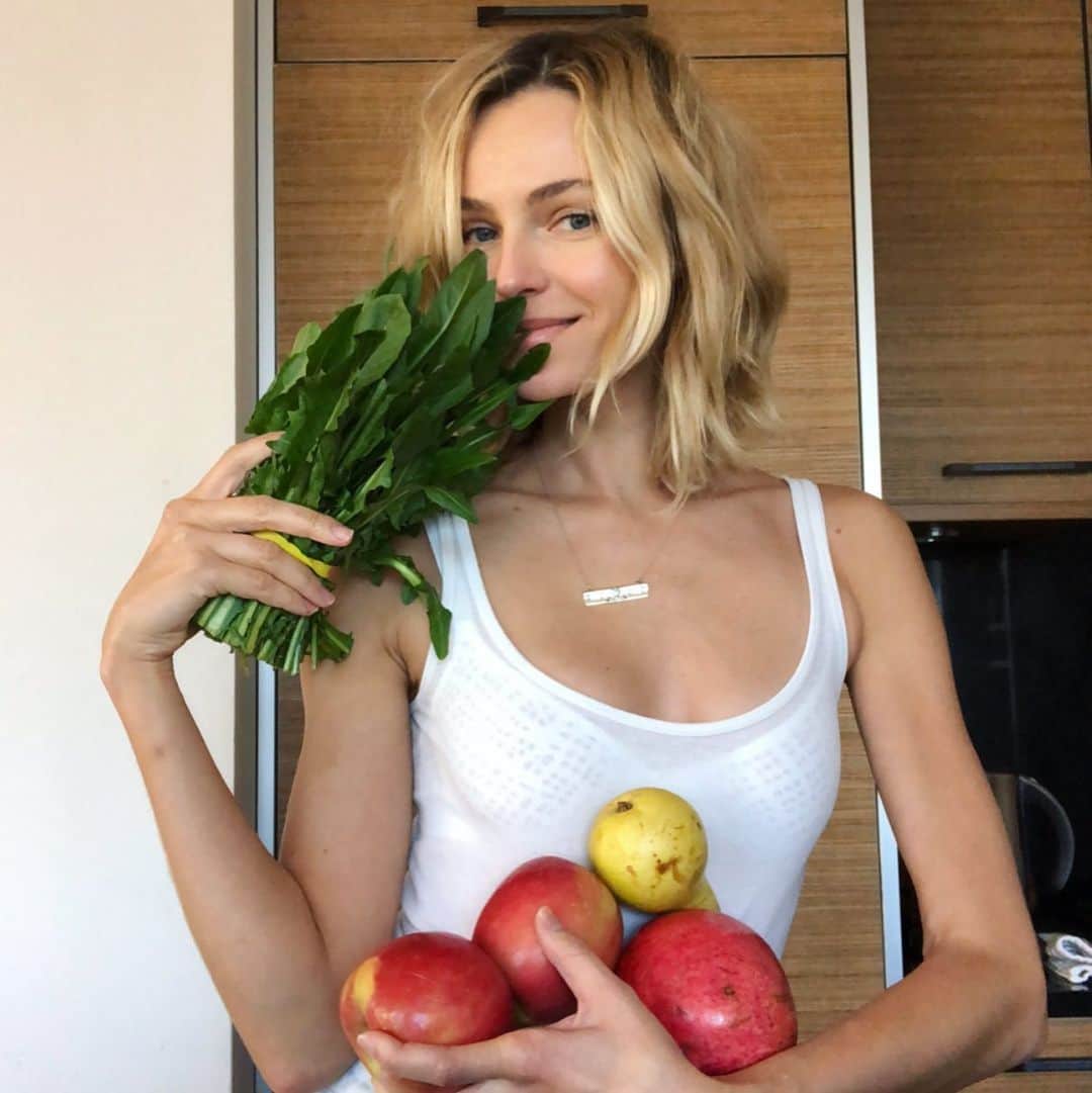 ヴァレンティナ・ゼリャヴァのインスタグラム：「Happy Vegan Day 🌱🍎」