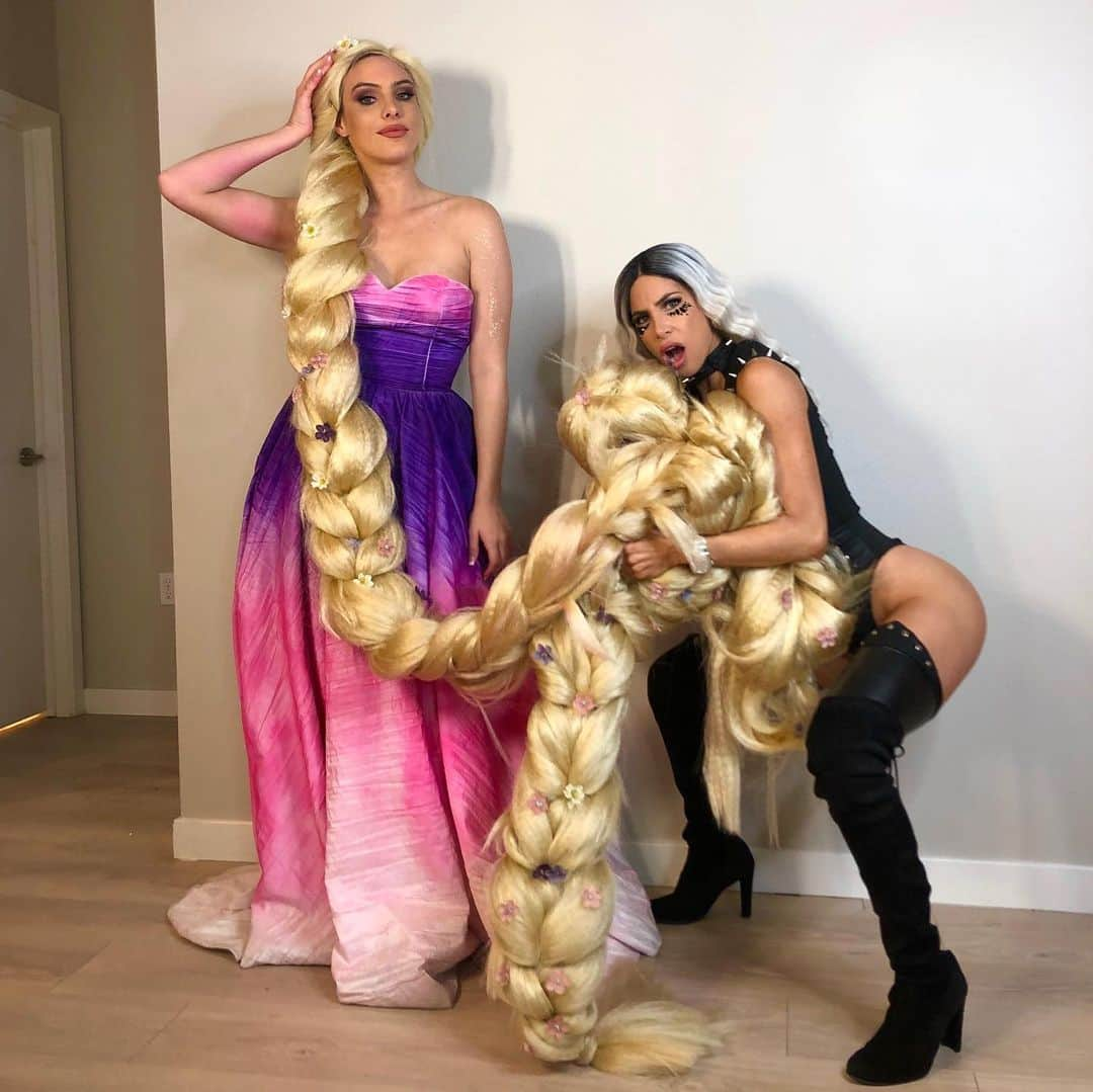 ジェン・セルターさんのインスタグラム写真 - (ジェン・セルターInstagram)「Feeling sore after holding @lelepons hair all night 😹 Comment below how many pounds you think it was... winner gets a 🎁」11月2日 5時53分 - jenselter