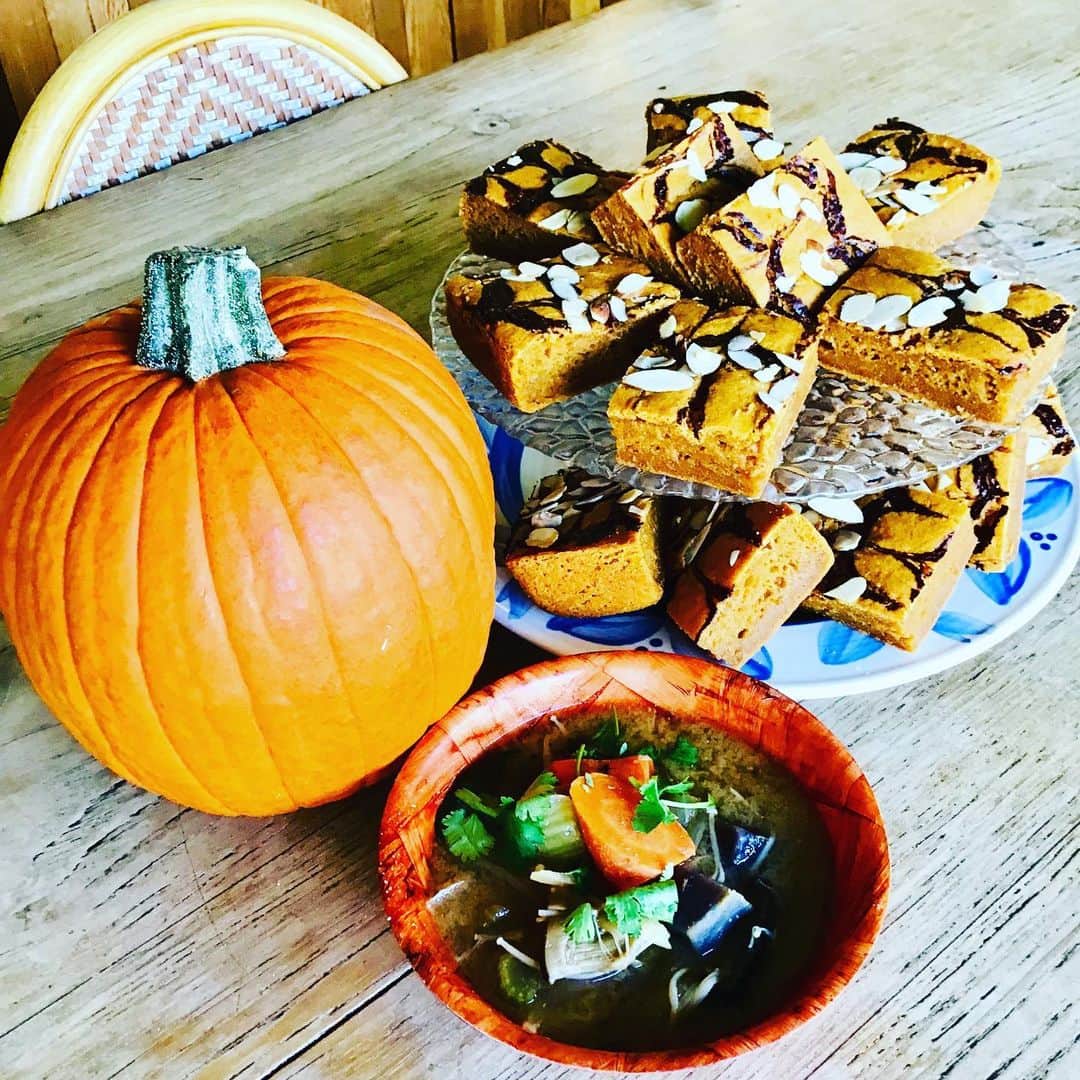 Peace Cafeさんのインスタグラム写真 - (Peace CafeInstagram)「We have special holiday mochi cake today, pumpkin cinnamon chocolate almond.  For miso soup, we have Thai style soup with lots of vegetables!!! Come and get it before it’s gone. #peacecafe #vegan #veganfood #glutenfree #peace #love #vegetarian #healthy #luckywelivehawaii #hawaii #oahu」11月2日 5時56分 - peacecafehawaii