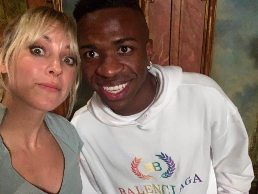 ヴィニシウス・ジュニオールのインスタグラム：「MACA 😍 gracias por el cariño! Un placer conocerte @maggiecivantos ♥️ donde estaba ZULEMAAA @najwanimri ? quiero nuestra foto jajajaja  #VisAVis 🙅🏾‍♂️🙌🏾」