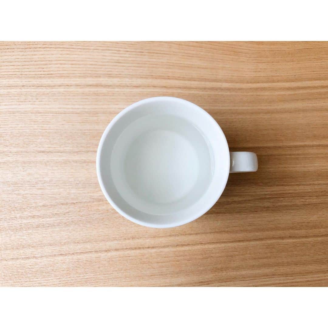 竹中友紀子のインスタグラム：「#朝のルーティン  ここ数年、朝目覚めて初めにお腹に入れるものは白湯と決めています。 毎日同じはずなのに、日によって感じる味が違うのが不思議。 美味しぃ〜と感じる日はちょっとシアワセ。」