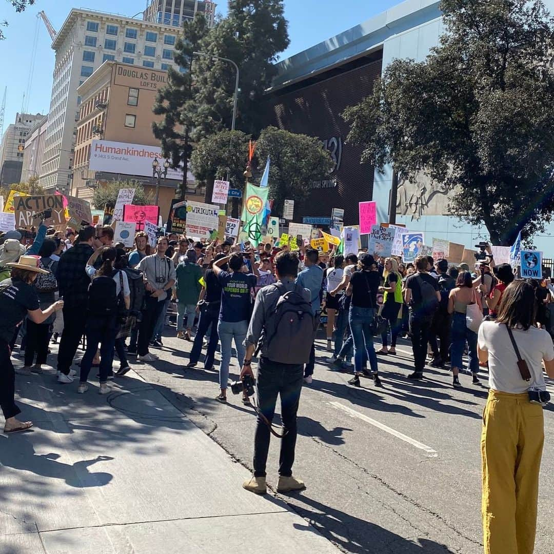 レイン・ウィルソンさんのインスタグラム写真 - (レイン・ウィルソンInstagram)「I think my favorite part of the #ClimateStrike are all the signs! #FridaysForFuture @GretaThunberg #DTLA」11月2日 6時36分 - rainnwilson