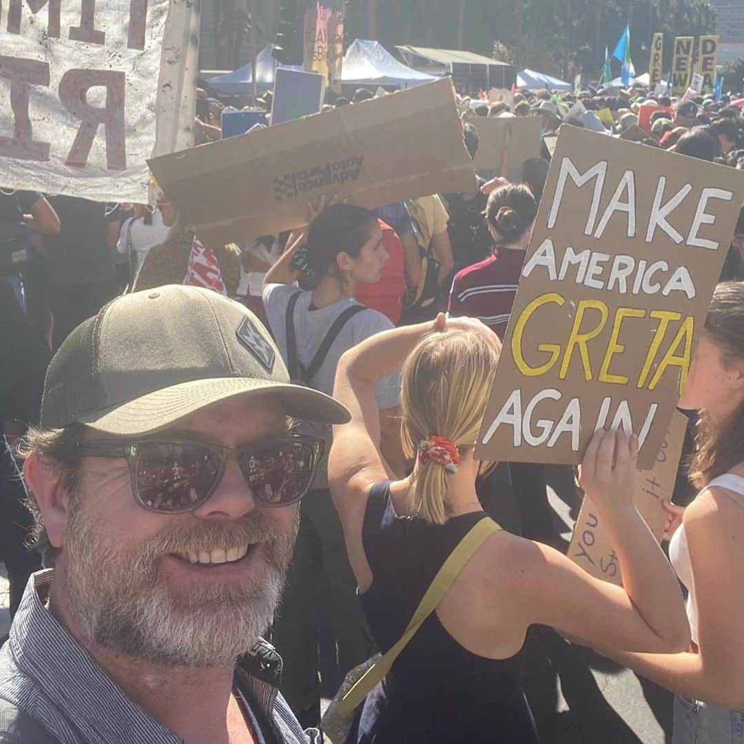 レイン・ウィルソンさんのインスタグラム写真 - (レイン・ウィルソンInstagram)「I think my favorite part of the #ClimateStrike are all the signs! #FridaysForFuture @GretaThunberg #DTLA」11月2日 6時36分 - rainnwilson