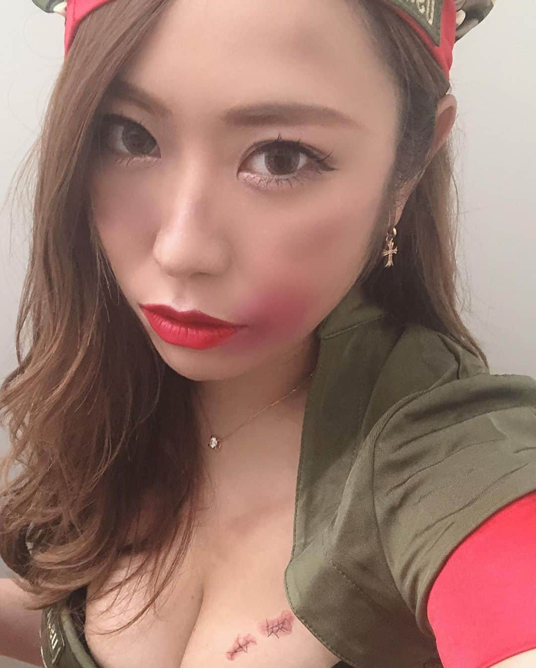 渡瀬茜さんのインスタグラム写真 - (渡瀬茜Instagram)「今年はハロウィンの仮装急遽する事になったんだけどその割にはクォリティ高くない？😊ハロウィンも終わり、早くも11月スタートだね！今年もあと2ヶ月か！早っっっ！！！！11月も宜しくね💗  #今年のハロウィン#急遽のハロウィン#アーミー#アーミーコスプレ#アーミーメイク#傷メイク#ハロウィン#ハロウィンメイク#ハロウィン仮装#11月もよろしく」11月2日 6時58分 - wataseakane1