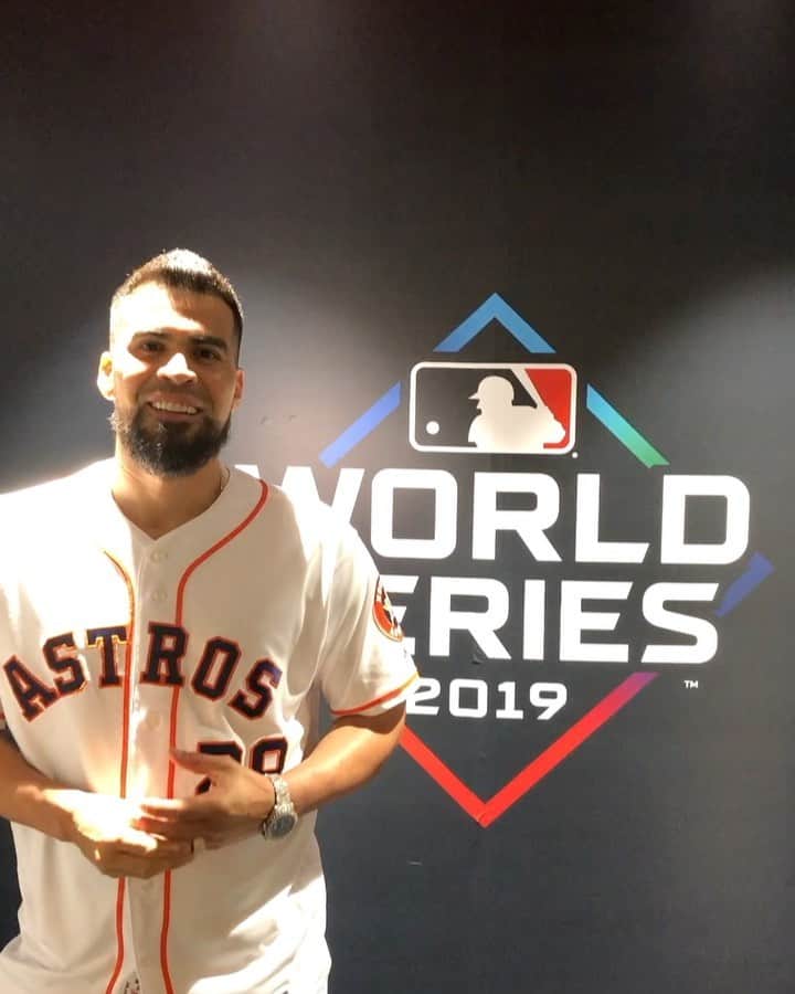 ロビンソン・チリノスのインスタグラム：「Thank you H-Town! 🧡🙏」