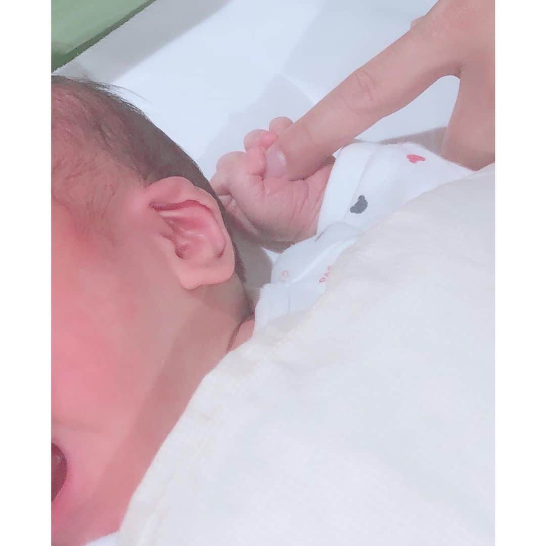 のインスタグラム：「✩ご報告✩ 10月31日13時58分🎃 体重3962gのビッグベイビーを、無事出産しました！男の子ちゅんぱです🐣 入院後32時間もの陣痛、緊急帝王切開という壮絶なお産でしたが、母子共に健康です🤘  元気な産声が聴こえてきた瞬間、自分の物なのか疑うくらい涙が溢れて止まりませんでした。 こんなにも、暖かい感情は人生初めてでした。 愛する家族やメンバースタッフの皆様、応援してくれ支えてくれたファンの皆様、関係者の皆様には心から感謝の気持ちでいっぱいです。 たくさんの励ましを本当にありがとうございました！  これからは今まで以上に、母としてもギタリストとしても益々精進して行きますので、今後とも暖かく見守って頂けたら嬉しいです。 ・ トキ」