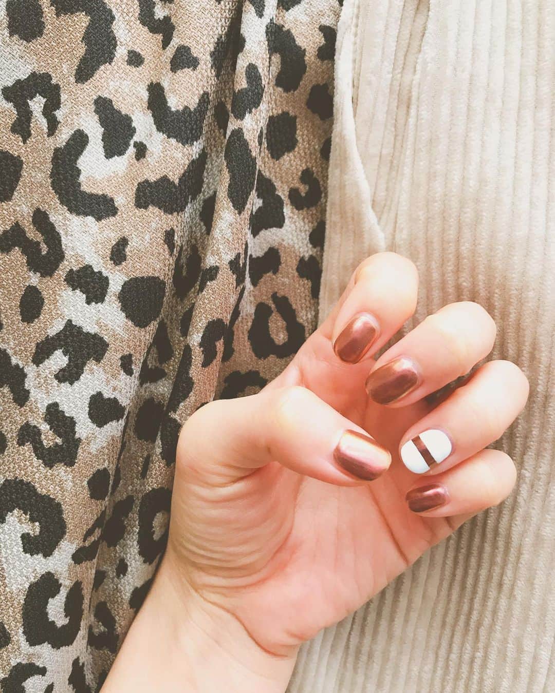 のインスタグラム：「🍁💅 * 茶色のミラーネイルさん🌰 * * #nail #autumn  #nailsofinstagram  #nails #nailart #nailstagram  #ネイル #秋ネイル #ミラーネイル」