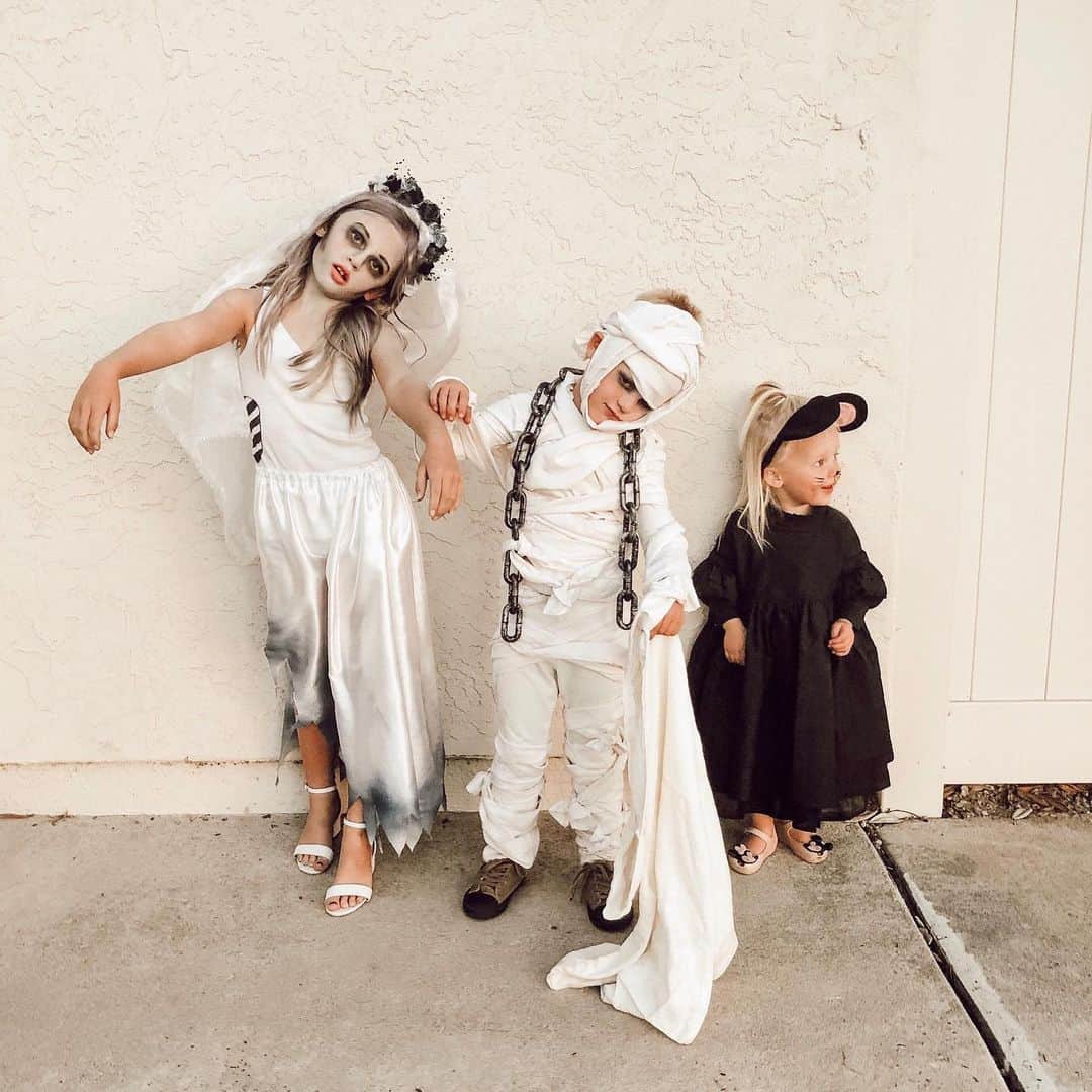 ケリー・マレーさんのインスタグラム写真 - (ケリー・マレーInstagram)「corpse bride, a mummy, and a mouse.  Halloween 2019.」11月2日 7時34分 - kelli_murray
