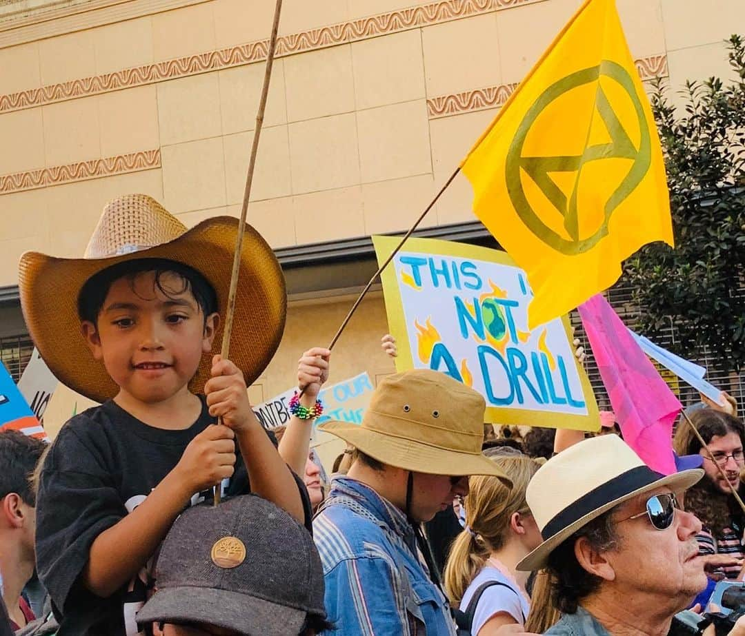 マギー・グレイスさんのインスタグラム写真 - (マギー・グレイスInstagram)「#climatejustice now! Thank you @gretathunberg and @climatestrikeca for mobilizing everyone today, thanks to everyone who came out to protest, in spite of the wildfires and extremely hot November day (the irony of it all) And Ps also thanks @mrgrahamhill for organizing our schoolbus! )🚌👬👯‍♀️👫👭🚶🏽‍♀️🕴🏽#fridaysforfuture #climatestrike #timeisrunningout #wereallinthistogether」11月2日 7時41分 - maggiegrace