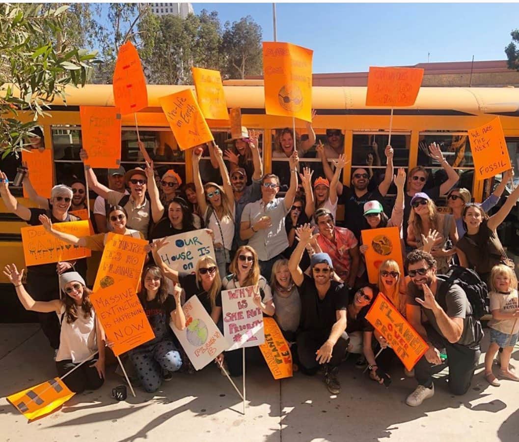 マギー・グレイスのインスタグラム：「#climatejustice now! Thank you @gretathunberg and @climatestrikeca for mobilizing everyone today, thanks to everyone who came out to protest, in spite of the wildfires and extremely hot November day (the irony of it all) And Ps also thanks @mrgrahamhill for organizing our schoolbus! )🚌👬👯‍♀️👫👭🚶🏽‍♀️🕴🏽#fridaysforfuture #climatestrike #timeisrunningout #wereallinthistogether」