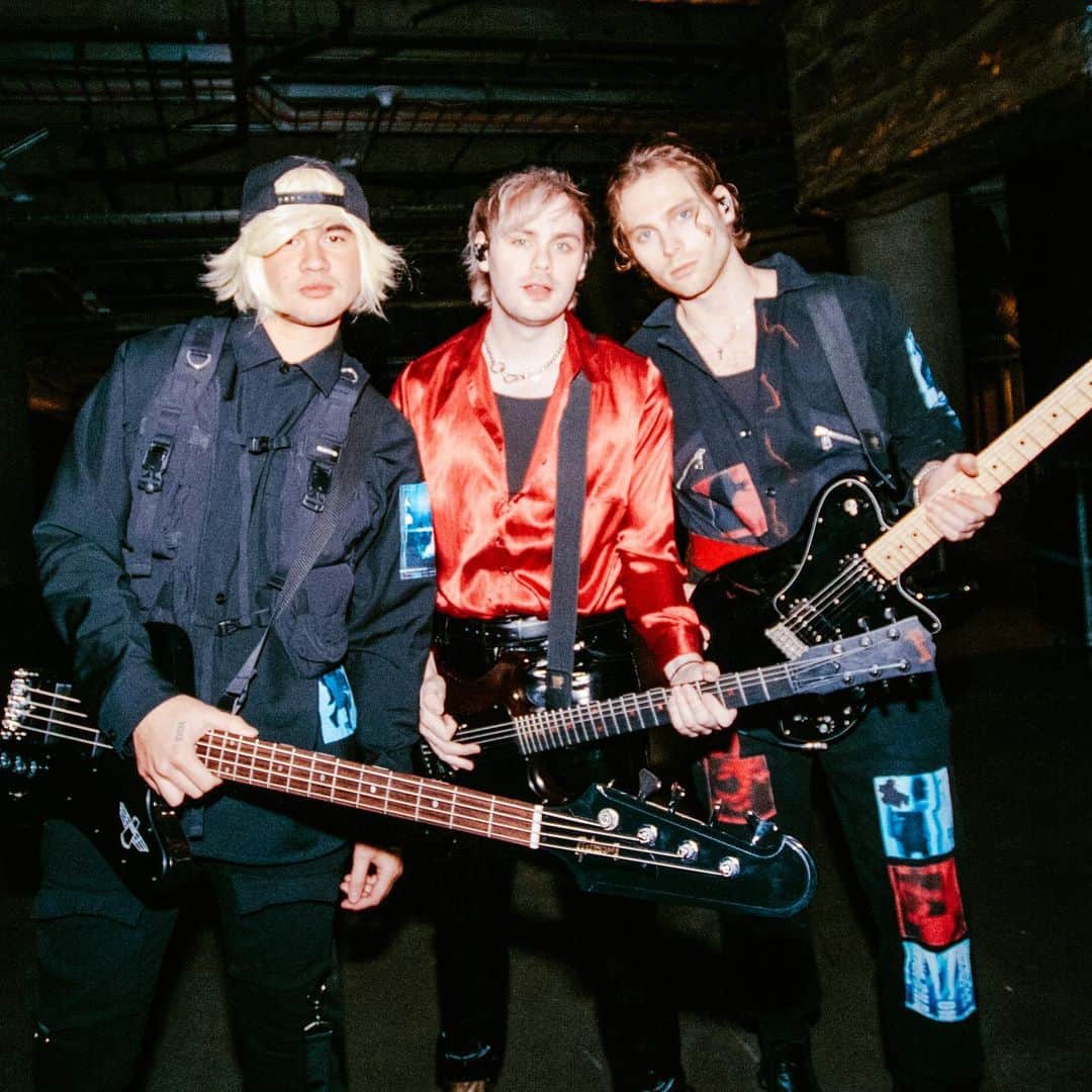 5 Seconds of Summerさんのインスタグラム写真 - (5 Seconds of SummerInstagram)「Michael, Luke, and Ashton last night - (Swipe to see the actual @ashtonirwin reaction when asked to participate...)」11月2日 8時04分 - 5sos