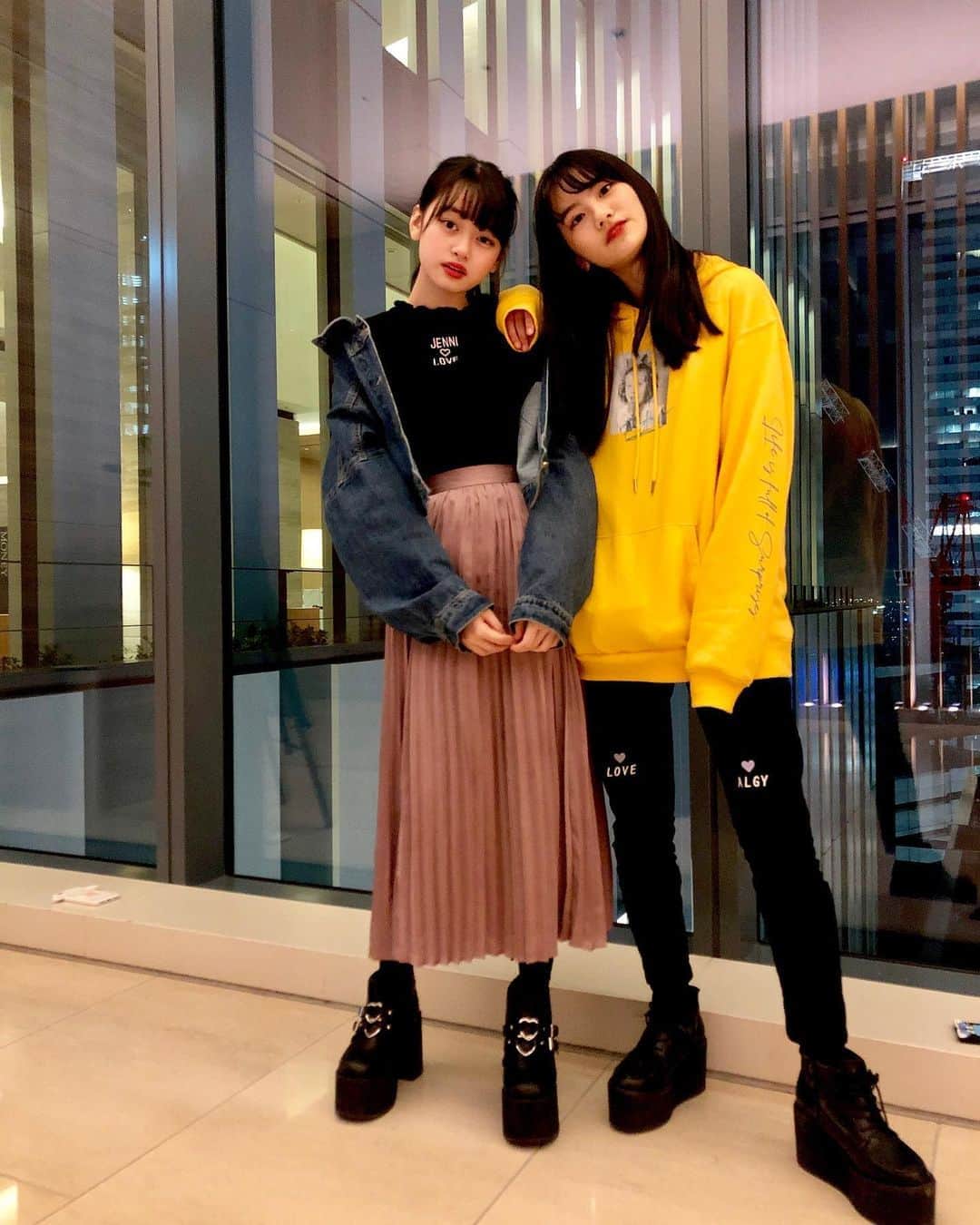 ニコ☆プチのインスタグラム：「☺︎♡ 本日はジェイアール名古屋タカシマヤにて ウィンターキッズイベントです☃️💙 . . 移動時のふたりの私服✌︎ 色で遊んでる~~🍑🍋 #関谷瑠紀  #高比良由菜  #おはようございます」