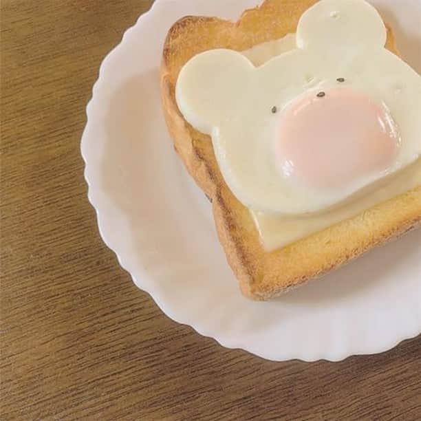 SUCLEさんのインスタグラム写真 - (SUCLEInstagram)「#手作りトースト 食べるのがもったいないとはまさにこのこと♡  トーストと卵で作るかわいすぎな朝ごはんはいかがでしょう？ ﻿ photo by @yoshi_nyny._ ﻿﻿﻿ Sucle のBASEにて、Sucleオリジナル巾着ポーチを販売中✨﻿ ﻿ プロフィールのURLかストーリーズのURLからジャンプできるので、ぜひチェックしてみてください👀﻿ ﻿ @sucle_ では紹介する写真を募集中👧🏻﻿﻿ ﻿﻿﻿﻿﻿ ﻿﻿﻿﻿﻿﻿﻿﻿﻿﻿﻿﻿﻿ タグ付けやハッシュタグをつけてくれた投稿からもピックアップした写真をリポストしています！﻿﻿﻿﻿﻿﻿﻿﻿﻿﻿﻿﻿﻿﻿ #sucle をつける か このアカウントをタグ付けして投稿してね📸﻿﻿﻿﻿﻿﻿﻿﻿﻿﻿﻿﻿﻿﻿ ﻿ #おうちカフェ  #おうちcafe #お家カフェ #生クリーム #トースト #手作りお菓子 #おやつ #置き画 #置き画倶楽部 #置き画くら部 #おきがくらぶ #手作りお菓子 #目玉焼き #インスタ映え #シュクレ #フォトジェニック #ファッション #お洒落 #かわいい #手作りお菓子 #おしゃれさんと繋がりたい #おしゃれ #zお洒落さんと繋がりたい #トーストアート #ootd #今日のコーデ﻿﻿ ﻿」11月2日 19時00分 - sucle_