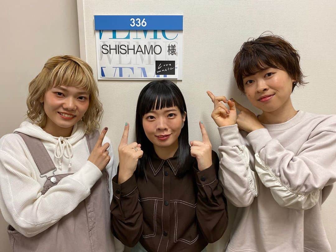 フジテレビ「Love music」さんのインスタグラム写真 - (フジテレビ「Love music」Instagram)「SHISHAMO さん﻿ オフショット頂きました🐟﻿ ﻿ 明日よる24:30〜放送予定﻿ ※地域によって放送日程が異なります。﻿ 各放送局のHPにてご確認下さい。﻿ ﻿ #SHISHAMO﻿ #オフショット﻿ #楽屋前にて﻿ #オフショットありがとうございます﻿ #宮崎朝子﻿ #松岡彩﻿ #吉川美冴貴﻿ #Lovemusic﻿ #ラブミュージック﻿ #フジテレビ」11月2日 19時01分 - lovemusic_fujitv