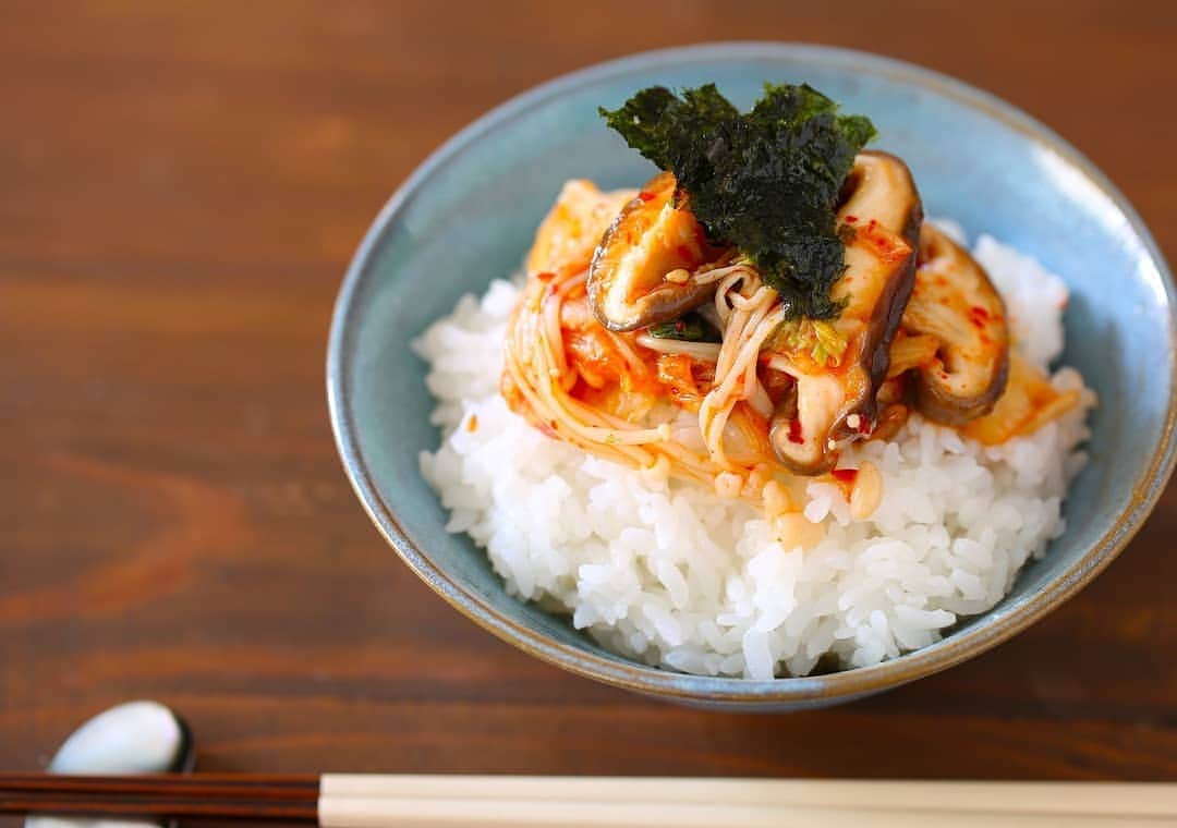 河瀬璃菜さんのインスタグラム写真 - (河瀬璃菜Instagram)「きのこが...一瞬で消えるヤツ!  チンしたキノコにキムチと、キムチの素を混ぜ合わせたら、ごま油とごまかけて、韓国海苔のせただけの酒のツマミ。罪悪感0😂  キノコとキムチ、栄養的にも味的にも最高な組み合わせすぎる。  レシピはスワイプで👌  #food #foodstagram #japanesefood #recipe #instagood #deliciosfood #lunch #dinner #healthyfood #おうちごはん #おかず #発酵食品 #キムチ #キノコ #きのこ #無限きのこ #レシピ #簡単レシピ #デリスタグラム #デリスタグラマー #おつまみ」11月2日 19時03分 - linasuke0508