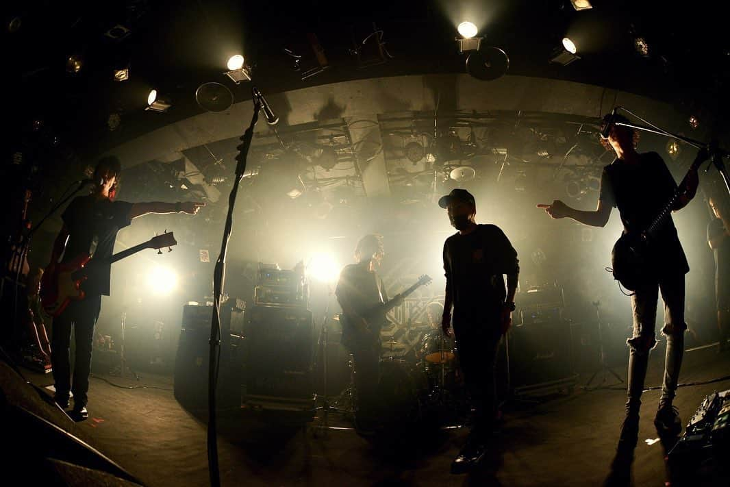 難波章浩さんのインスタグラム写真 - (難波章浩Instagram)「2019.10.25 "CHANGES TOUR 2019" @名古屋クアトロ with SiM  今回のツアーで一番驚いているのが、確実に前のLIVEを超えて行っているとこ。それはバンドの勢いもそうなんだろうけど、オーディエンスの皆んなの熱量が確実に日々上がってるのが理由なのは間違いなくて。会場の一体感のグルーヴが、自分で言うのは変だけど、「このバンドでこんな気持ちになれるんだ！」って思ってしまう程に、凄いとこに連れて行かれてしまう。その瞬間 生きてて良かったって本気で思うし、ベタだけど諦めないでやって来て良かったって感動する。だからオレ達を見つけてくれた皆んなには感謝しかなくて、この日の名古屋のLIVEもそんな事を思いながらステージに立った。 対バンしてくれたのがSiMだっただけに、気合いが入りまくっていたのは間違いないし、SiM主催のDEAD POPに起用された事への恩返しを、進化したステージを見せる事で返すしかないと考えていた。 SiMはもはや大御所とも取れる貫禄をステージから感じた。年齢こそ下だけど、バンドとしては大先輩。大きな背中を見せつけてくれた素晴らしいLIVEだった。 さぁNAMBA69、一曲目 "GO FUCK SHIT UP" 異常だった。「ヤバいこれ、このままだと皆んなの勢いに負けてしまう」って何度も思った。それくらい異常とも言える熱量が渦巻いていた。名古屋ハンパねー！！！ ずっと来続けてやってきて良かった！！！嬉しさがめちゃくちゃ込み上げてきて、それからは皆んなとのテンションに気持ち良く乗っかって行けて、それはそれは最後の一音まで最高な気分で突き抜けられた。この感じはこのツアーで初めて感じたまた新しい発見、オレにとって伝説の名古屋だったんだ！！！ 勢いやパワーを見せつけ様とするだけじゃなくて、みんなでLIVEを創る、そんなシンプルなことを知れた夜だった⭐︎ それも、名古屋クアトロに集まってくれた皆んなのおかげなんだなって🤘NAMBA69のオーディエンスは最強で最強だって世界一だって思えて幸せ！！！みんなありがとう、これからも凄いトコ行こうぜ！！！ 一緒にやってくれたSiMにも感謝しかないです！！！ また対バンして下さい👍🙋‍♂️ photo by @yasumasahanda  #NAMBA69 #SiM #CHANGES」11月2日 17時40分 - akihironamba