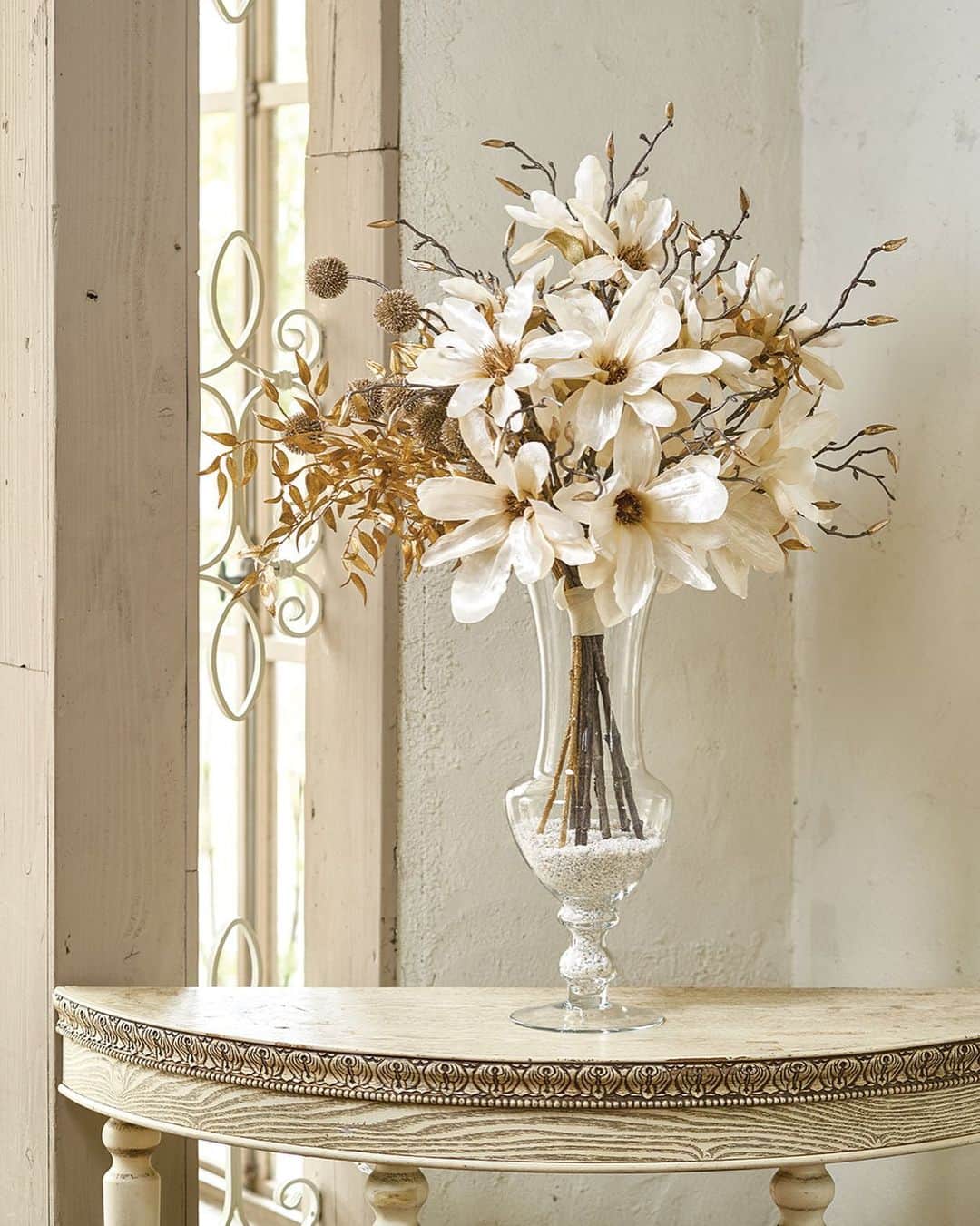 東京堂アーティフィシャルフラワーMAGIQのインスタグラム：「【アーティフィシャルで季節を迎える】・ 〜Winter Flower Home Decoration(ウィンターフラワー ホームデコレーション) ・ GG11 ブライトＬ FJ1952 ブライトンマグノリア FJ4816 ゴールド小笹スプレー FX1962-50 ビジュリーシサスボール RM890025-12 グログランリボン２５ｍｍ ・ 見て学べて役立つ、お花に関する動画満載❗️ 👇👇👇 ‪https://m.youtube.com/channel/UCyD95_Gb0wQhvTRm9FDJnsQ‬ ✳️【チャンネル登録】お願いします🙇‍♀️ Please subscribe to my channel ❗️ 请注册 ❗️ 채널 등록 고마워요 😁 ・ ・ ・ #TOKYODO#MAGIQ#MAGIQのある暮らし#東京堂#アーティフィシャルフラワー#アーティフィシャル#アートフラワー#造花#花のある暮らし#花のある生活 #花好きな人と繋がりたい#クリスマスツリー#フラワーアレンジメント#フラワーアレンジ#アレンジメント#花が好き#magnolia #artificial#artificialflower #flowerofinstagram #flowersoninstagram#winterflowers #花藝#插花#花藝課#保鮮花#不凋花#christmas#木蓮#マグノリア」