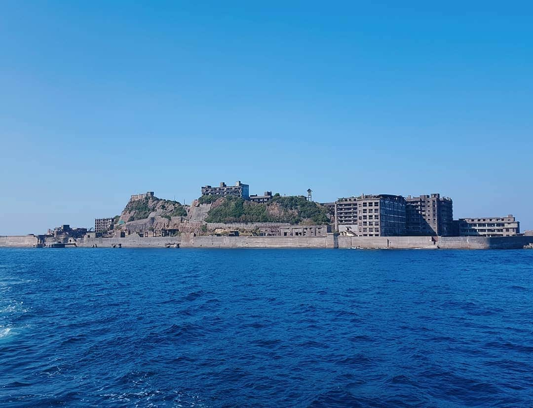 石塚かおりさんのインスタグラム写真 - (石塚かおりInstagram)「#世界遺産#長崎#軍艦島  出張のため、くろちゃんに、ゆうわく伝説を託し、出掛けた先は長崎。  通称『軍艦島』 端島は、本当にすごかった。  船に揺られて、歴史に触れて。 世界遺産の圧倒的な力に涙が出そうになるくらい感動。  つぎは佐渡が世界遺産登録となりますように。  #端島#炭鉱 日本初#鉄筋コンクリート造#高層住居 #船#造船#五島灘#歴史　 #軍艦島ミュージアム （お写真6枚目から10枚目）#巨大スクリーン#映像　 #ドローン#VR すぐ近くに#ちゃんぽん#皿うどん 発祥のお店あり #海外 からも沢山 #佐渡#金山 も#worldheritage に向けて！ #黒崎貴之#くろちゃん#お留守番#ありがとう 来週金曜日はいつものようにあなたとわくわく#ゆうわく伝説#石塚かおり#新潟#アナウンサー」11月2日 17時35分 - kaori_ishizuka413