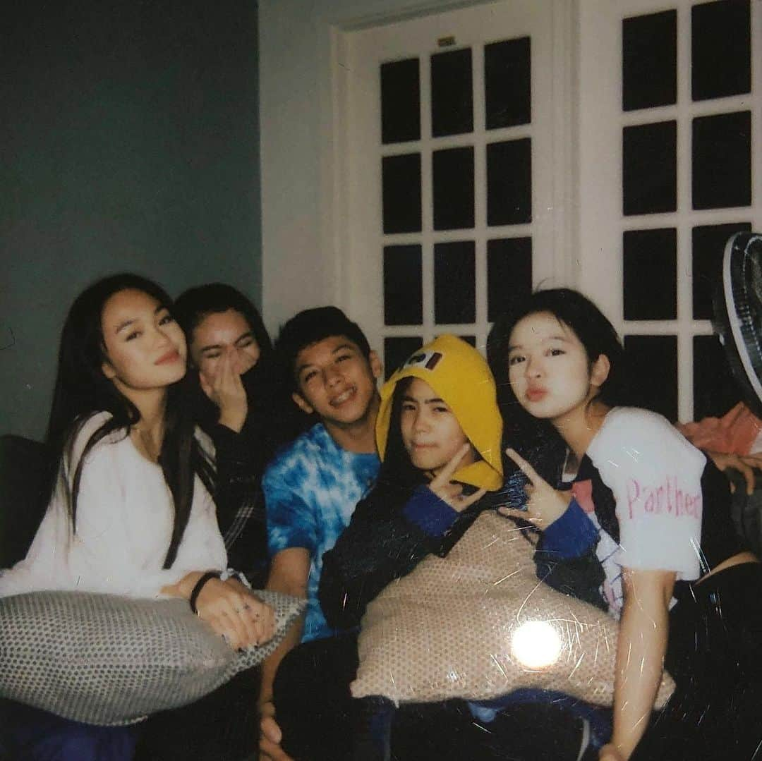 Niana Guerreroさんのインスタグラム写真 - (Niana GuerreroInstagram)「chillin with the squaaad 🤪🍿 #bestfriends」11月2日 17時36分 - nianaguerrero