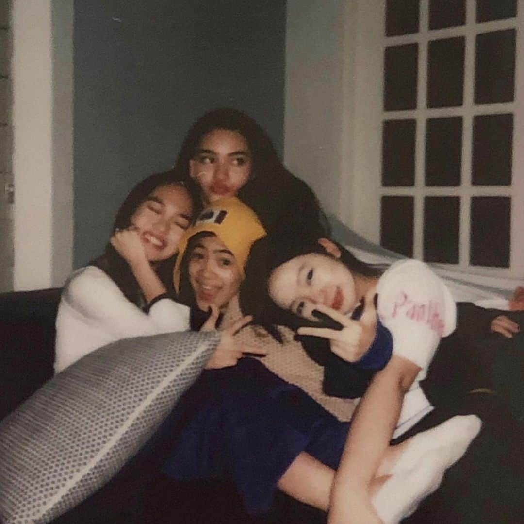 Niana Guerreroさんのインスタグラム写真 - (Niana GuerreroInstagram)「chillin with the squaaad 🤪🍿 #bestfriends」11月2日 17時36分 - nianaguerrero