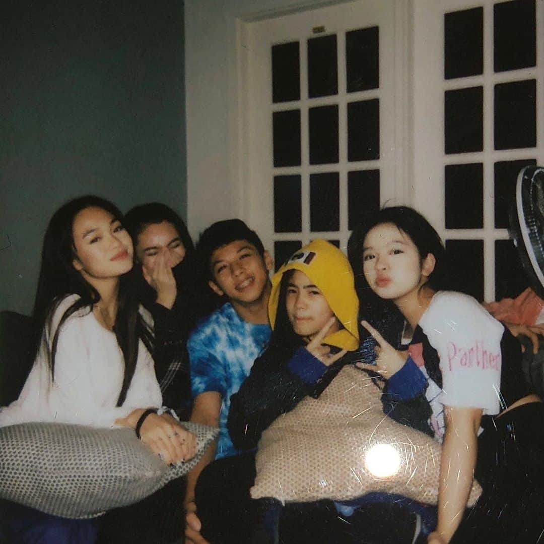 Niana Guerreroのインスタグラム：「chillin with the squaaad 🤪🍿 #bestfriends」