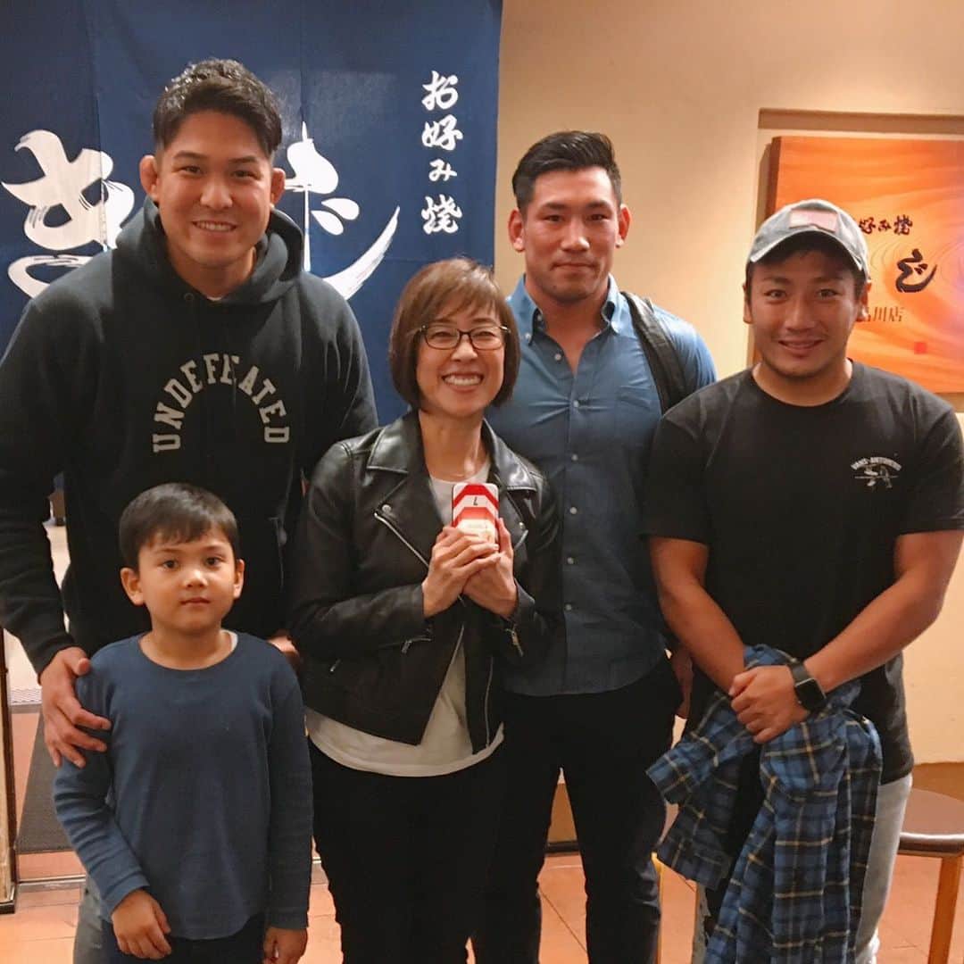 小西美穂のインスタグラム：「お好み焼き食べに行ったらバッタリ‼️﻿ めっちゃ嬉しい〜。最高‼️﻿ フィールドの外でも、みなさん紳士でした😊﻿ 感激😭﻿ ﻿ #braveblossoms #姫野和樹 #中村亮土 #流大 ﻿ ﻿#日テレではこれから決勝戦🏉 #小西美穂」