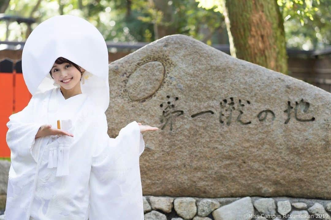 TAKAMI BRIDAL 神社和婚のインスタグラム：「「下鴨神社×ラグビー」  下鴨神社の境内「さわた社」前の糺の森にて、関西で初めてラグビーが行われました。  またラグビーワールドカップ2019の組み合わせ抽選会も京都で行われ、世界各国の代表が視察しました。 ﻿ #rwcfinal #rwc2019 #england #southafrica #japan #kyoto #takamibridal #kimono #rugby #rugbyworldcup #instagood #下鴨神社  #雑太社 #ラグビー #ラグビーワールドカップ2019 #和装 #白無垢 #白無垢 #着物 #和婚 #和装前撮り #神社婚 #ミスキャンパス立命館」