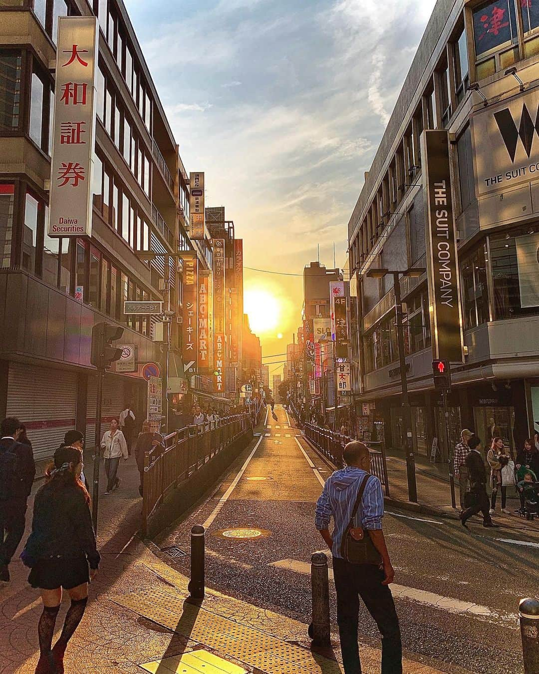 多村仁志さんのインスタグラム写真 - (多村仁志Instagram)「#🌇 夕焼けが綺麗だったので📸 ・ 久しぶりに横浜西口に来た！ ・ この先にある横浜VIVRE。 ・ 高校時代によく待ち合わせで使った。 ・ 懐かしかったなぁ。」11月2日 17時52分 - hit_tamu