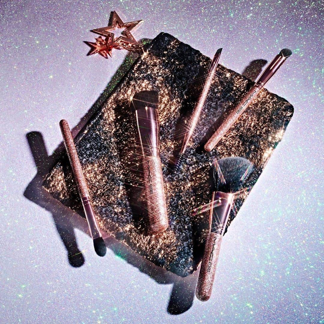 M∙A∙C Cosmetics Japanのインスタグラム：「ㅤ メイクの上達にマストなホリデー限定のミニブラシキット✨ ファンデーション、チーク、アイシャドウ、アイブロウ、そして万能なマルチブラシの5本をセットしたお得なキットです。 ㅤ ブラシ5本の使い方は2枚目の動画をチェック👉 ㅤ ㅤ ↓↓使用製品↓↓ ブラシ ウィズ ザ スターズ キット ※公式オンライン ショップで売り切れの場合、お近くのM･A･Cカウンターへお問い合わせください。 ㅤ MAKEUP & MODEL: M·A·C ARTIST RIE HIROO @macpro_tokyo ㅤ #MACクリスマスコフレ2019 #MACHoliday ㅤ ㅤ ㅤ ㅤ ㅤ #MACCosmeticsJapan #MACコスメ #MACCosmetics #コスメ #メイク #ホリデー #コフレ #クリスマスコフレ #クリスマスコフレ2019 #ホリデーシーズン #クリスマスプレゼント #アイシャドウ #ブラシ #メイクブラシ #メイク動画 #ホリデーコフレ #ラメ #makeup #cosme #cosmetics #holiday #holidaymakeup #holidaycollection #holidays #holiday2019」