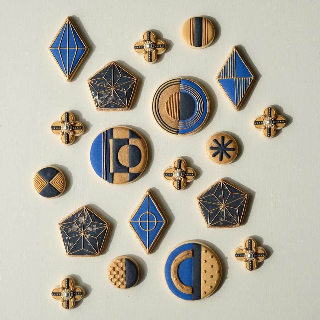 KUNIKAのインスタグラム：「🔹◆🔸﻿ ﻿ ﻿ ﻿ #artofkunika #sugarcookies #decoratedcookies #cookieart #decoratedsugarcookies #royalicing #royalicingcookies #cookiedecorating #customcookies #cookiesofinstagram #cookiedesign #cookieartist #instacookie #アイシングクッキー」