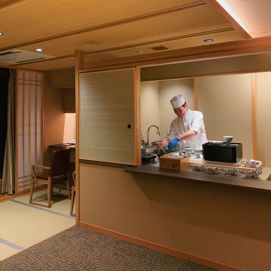 karen okajimaさんのインスタグラム写真 - (karen okajimaInstagram)「ㅤㅤㅤ ㅤㅤㅤ 有馬グランドホテルの特別室に 泊まらせて頂いたよ☺️❤️ ㅤㅤㅤ ㅤㅤㅤ  なんとなんと、、！ お部屋に料理長が来て目の前で 料理をして下さるの😳！！ こんな贅沢良いのですか、、 てくらい贅沢でもう幸せすぎました💕 ㅤㅤㅤ  お食事は動画にまとめてるから見てみてくださいね☺️ お米が美味しすぎて2回おかわりしちゃった🍚 最高の夜でした🥺💓💓✨ ㅤㅤㅤ  ㅤㅤㅤ ㅤㅤㅤ #有馬グランドホテル #有馬温泉 #おかじ旅行記 #岡島かれん #特別室 #温泉 #旅館 #ホテル #神戸 #出張レストラン #有馬女子旅 #有馬女子会 #女子会」11月2日 18時09分 - karenokajima0318