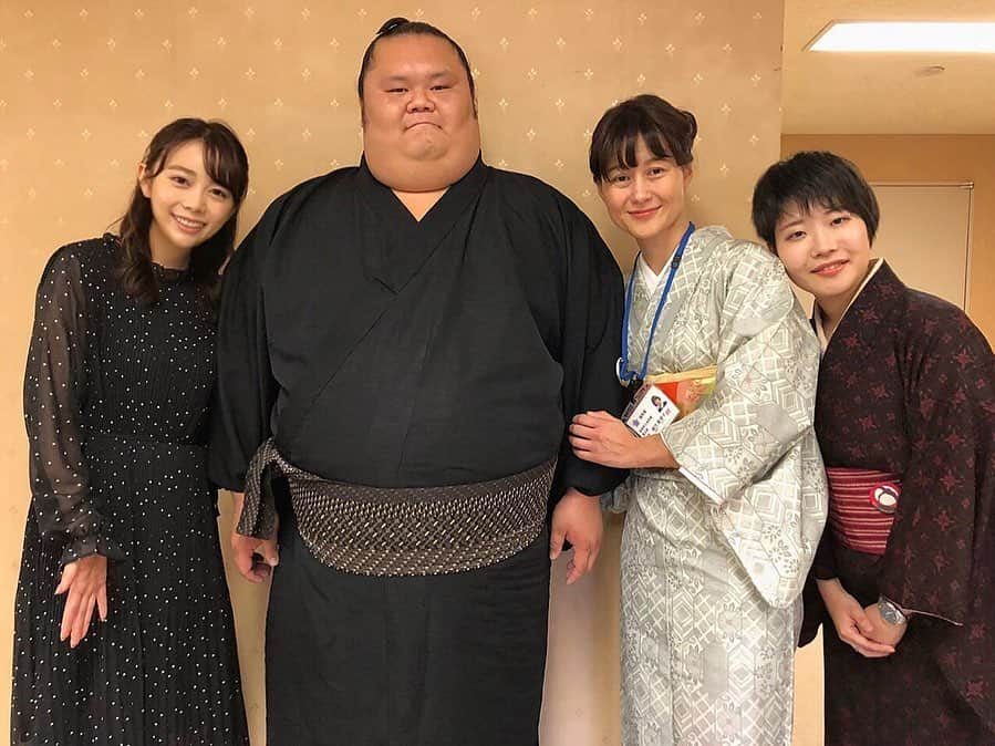 辻満里奈さんのインスタグラム写真 - (辻満里奈Instagram)「⋆ 今日は、福岡県立美術館にて開催中の大相撲展に、千代丸関(千代丸たんの愛称でご存知の方も多いかも？！)が来てくださいました🎤✨ ⋆ 優しくてチャーミングなお人柄に、私も会場の皆さんもすっかり心を奪われ✨気付いたら千代丸関グッズを購入していました🤣 ⋆ あさって月曜日は、琴奨菊関 のトークショーが15:00から！(チケット有料。大相撲展一般入場の方も立ち見でご覧いただけます！)皆さん、こちらも是非いらしてくださいね✨ ⋆ #福岡県立美術館 #大相撲展　#大相撲展福岡　#千代丸関　#千代丸たん　#九州場所　#琴奨菊関　#rkb毎日放送 #アナウンサー #辻満里奈」11月2日 18時12分 - marina__tsuji