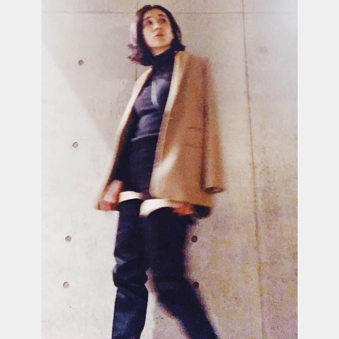 鈴木紗理奈さんのインスタグラム写真 - (鈴木紗理奈Instagram)「股の長さを超えるブーツ。  足が長ければ8分丈なのか。 わたしには十分すぎる12分丈。  え、わたしの足が短いの？ ちょっとの不安を抱え今日も履く。🖤笑  #紗理奈流styling」11月2日 18時16分 - munehirovoice