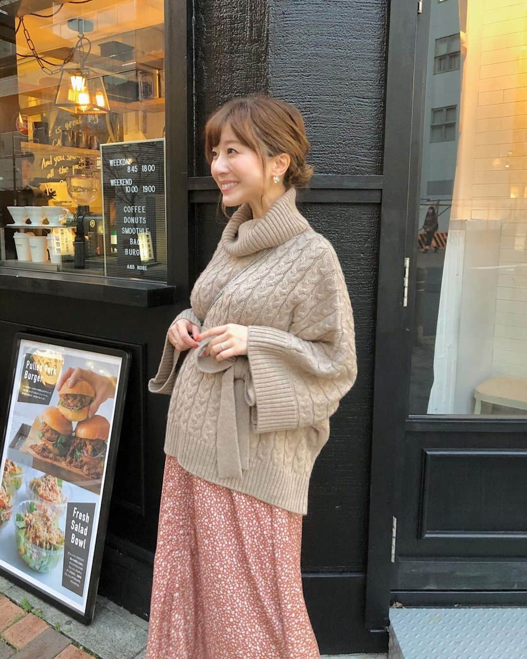 のインスタグラム：「・ 1週間お疲れ様でした🍀 今週は暖かかったな〜☺️💕💕 私は妊娠8ヶ月に入り ついにデベソになったよ🤰🏼笑❤️ みなさま素敵な連休を過ごしてね✨✨ 三日月が綺麗だよ🌙 #coordinate one-piece#maisonmarble @maison.marble  knit#mercuryduo @mercuryduo_com  shoes#tsurubymarikooikawa @tsurubymarikooikawa  bag#zara @zara  #sサイズコーデ  #153cmコーデ #おちびコーデ #おちびの輪 #妊婦コーデ #マタニティコーデ #妊娠8ヶ月 #マタニティママリ」
