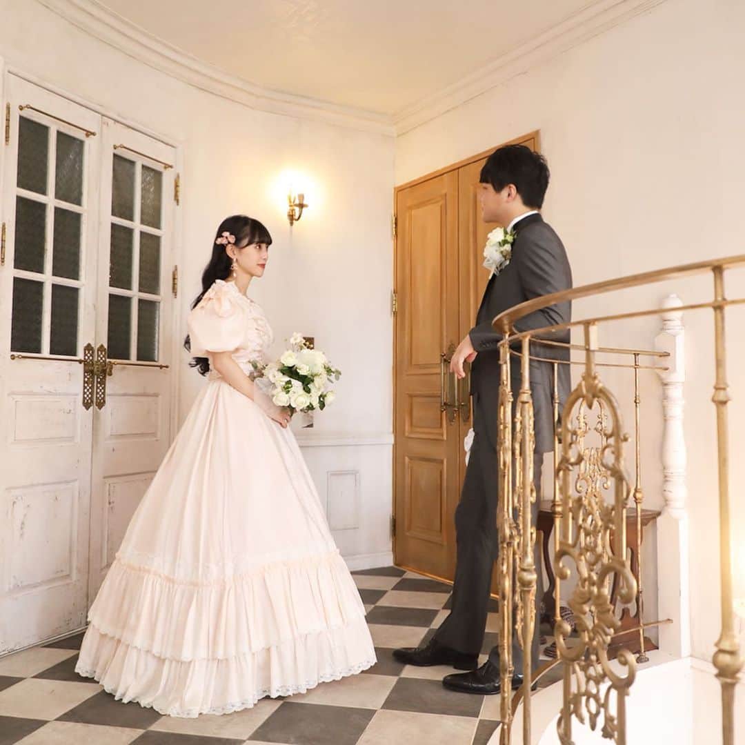 酒元麻衣（まいへー）のインスタグラム：「結婚式お色直し⚜️ 1950年代の淡いピンクのヴィンテージドレスを着ました💗 わかりにくいけどピンク💕🎀 入場前の緊張してるシーン📷 . . . #結婚式#ウェディングドレス #披露宴#お色直し#wedding#vintagewedding」