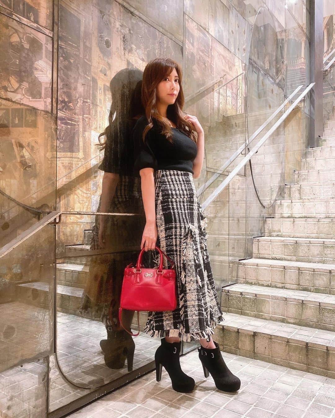 のインスタグラム：「秋はモノトーンが好き🖤  このツイードスカートすごくお気に入り🥺  ツイードのお洋服って集めたくなる💕  トップス @miia_official  スカート @lilirena_ ・ ・ ・ ・ ・ ・ ・ ・ ・ ・ #秋冬コーデ#コーデ#コーディネート#大人可愛い#ツイード#お洒落#お洒落好きな人と繋がりたい#綺麗めコーデ#お上品コーデ#カジュアルコーデ#CLASSY#フェラガモ#ポイントカラー#エレガント#ブーツコーデ#美しくなりたい」