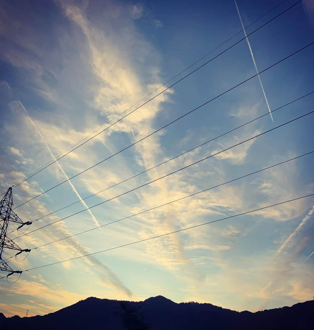 小柳ゆきのインスタグラム：「ピエリ守山、駆けつけてくれた皆様、並んでくれた皆様、足を止めてくれた皆様、ありがとうございました✨ . . なんか凄そうな空だったので思わず撮ってしまいました！！ . 只今、金沢へ向かうサンダーバードが止まってしまったので、ピエリ守山のAntiqueさんから差し入れ頂いていたChocoringを頂いております、おいぴー ありがとうございました✨ . . 明日のリリイベはイオンモールかほくです！ お近くの方、お時間ある方は是非💕」